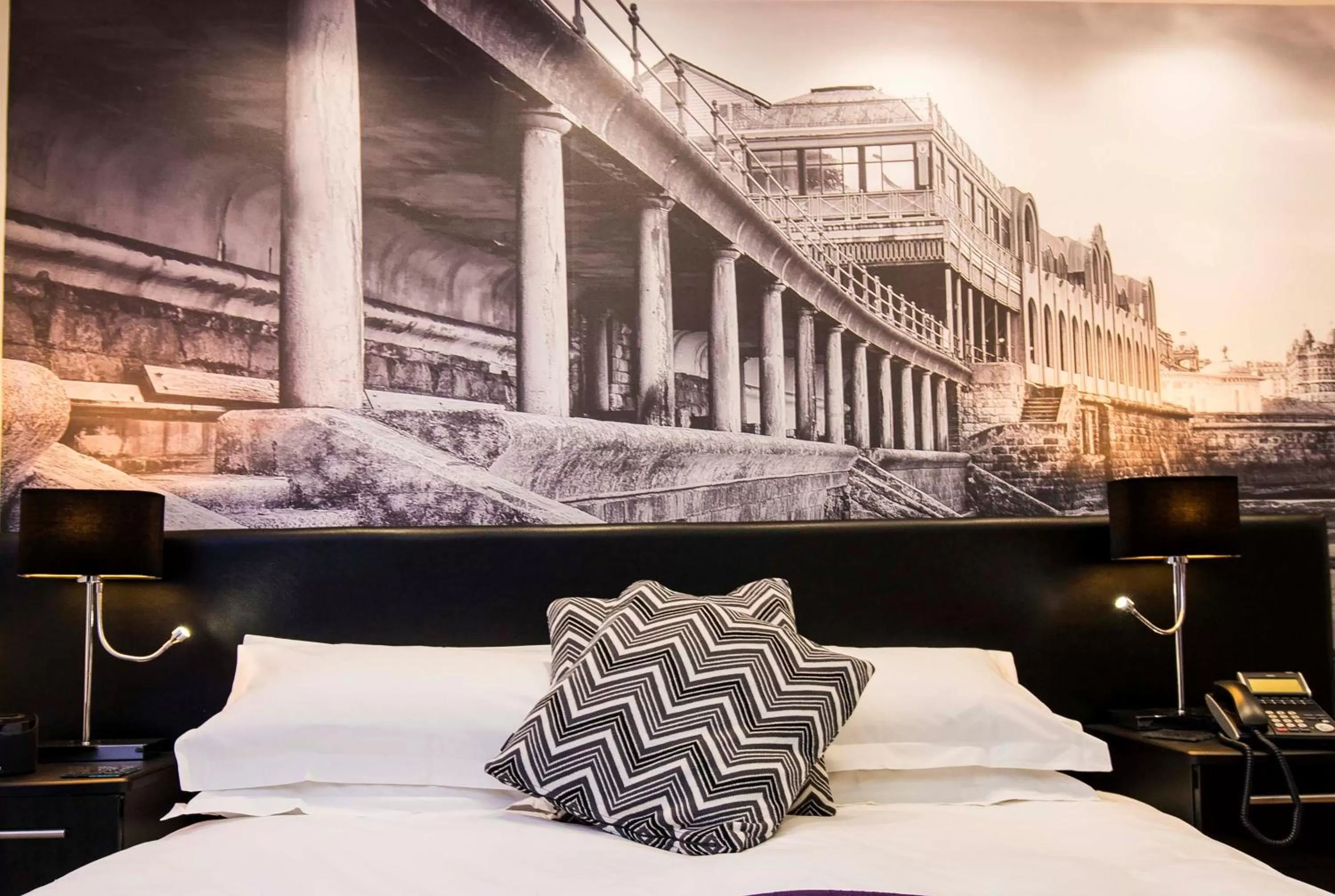 Bedroom, Bed in The Mayfield Seamer