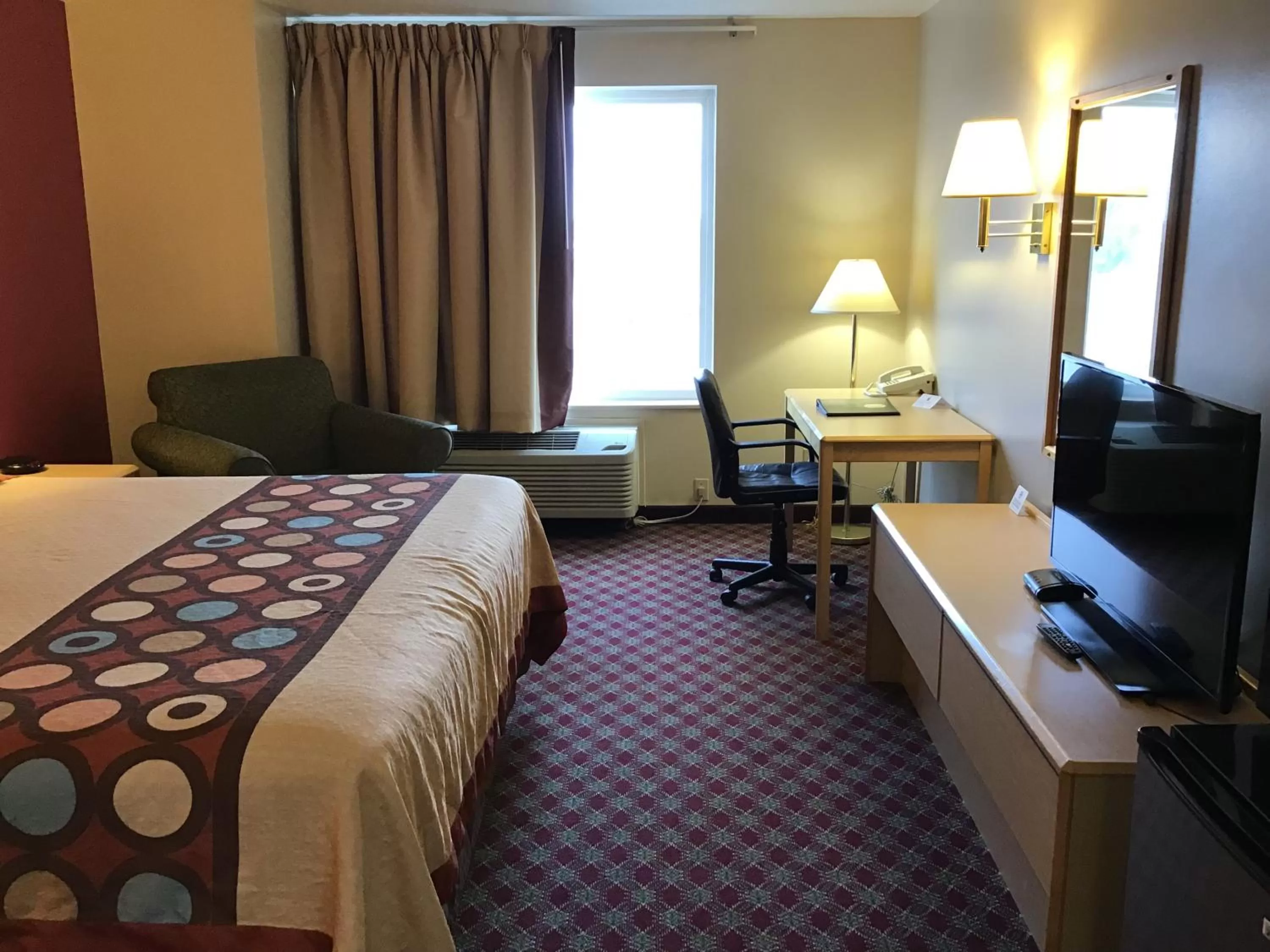 Photo of the whole room, Bed in Super 8 by Wyndham Heyburn