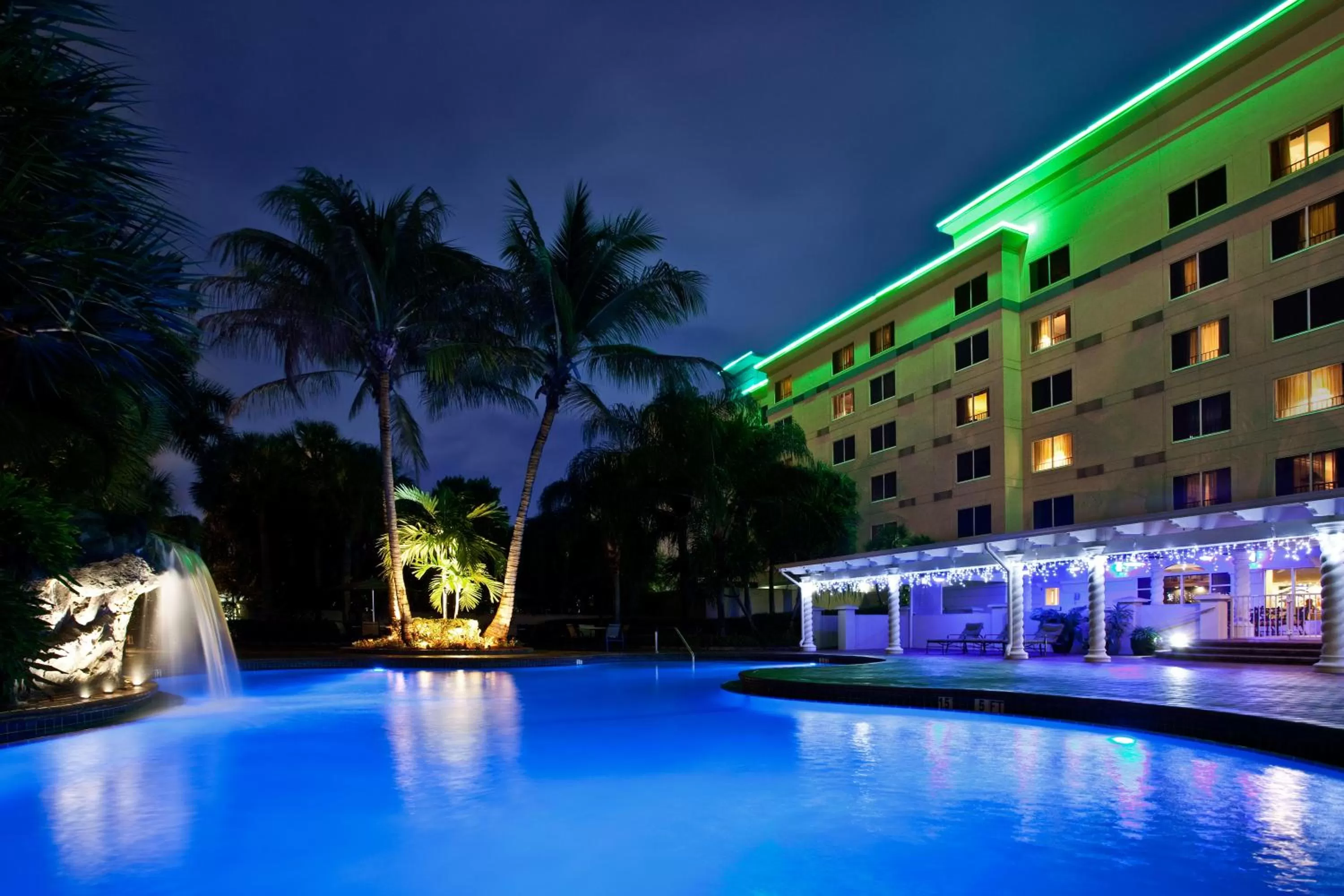 Swimming pool in Holiday Inn Fort Lauderdale Airport by IHG