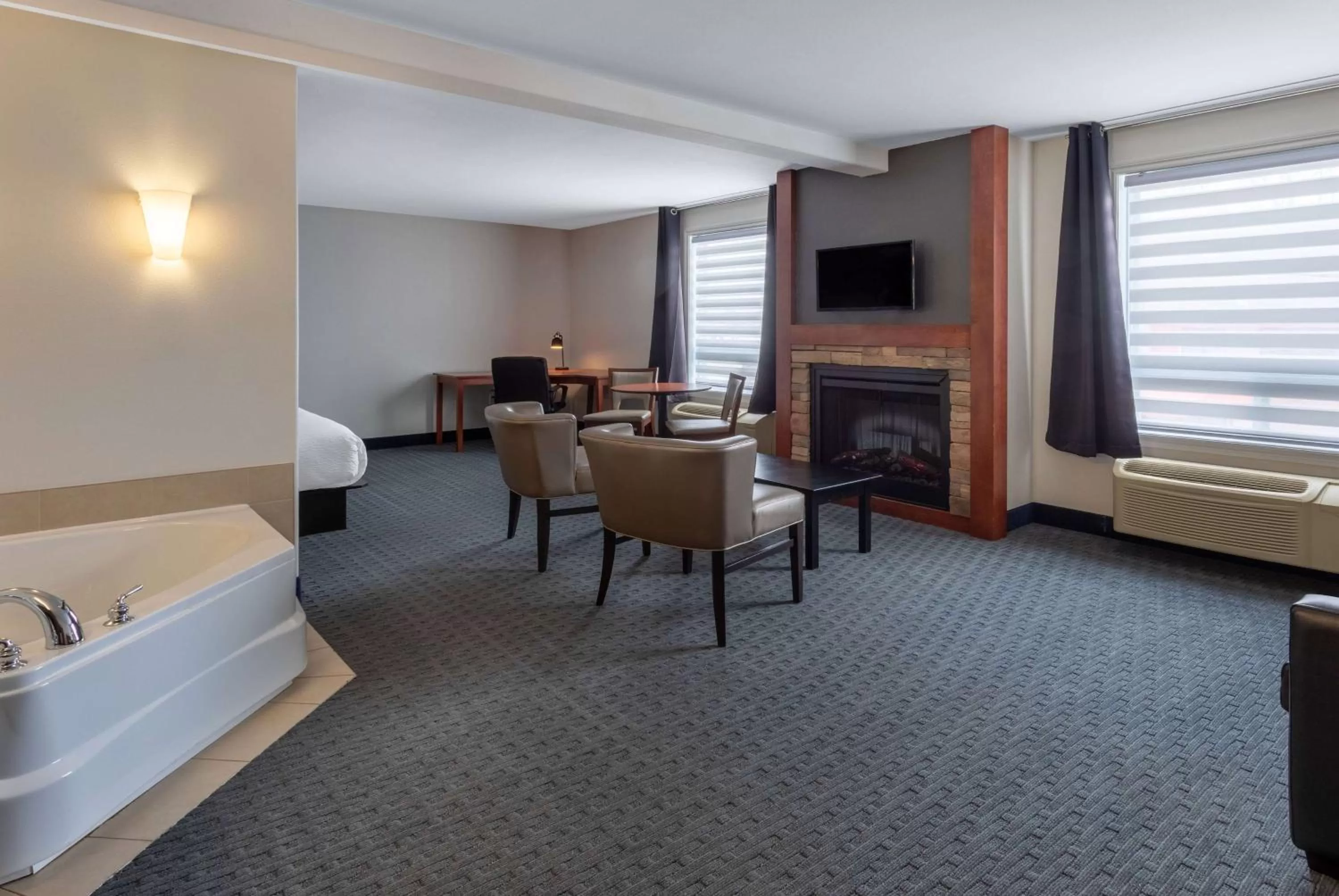 Photo of the whole room, Bed in Super 8 by Wyndham Trois-Rivieres