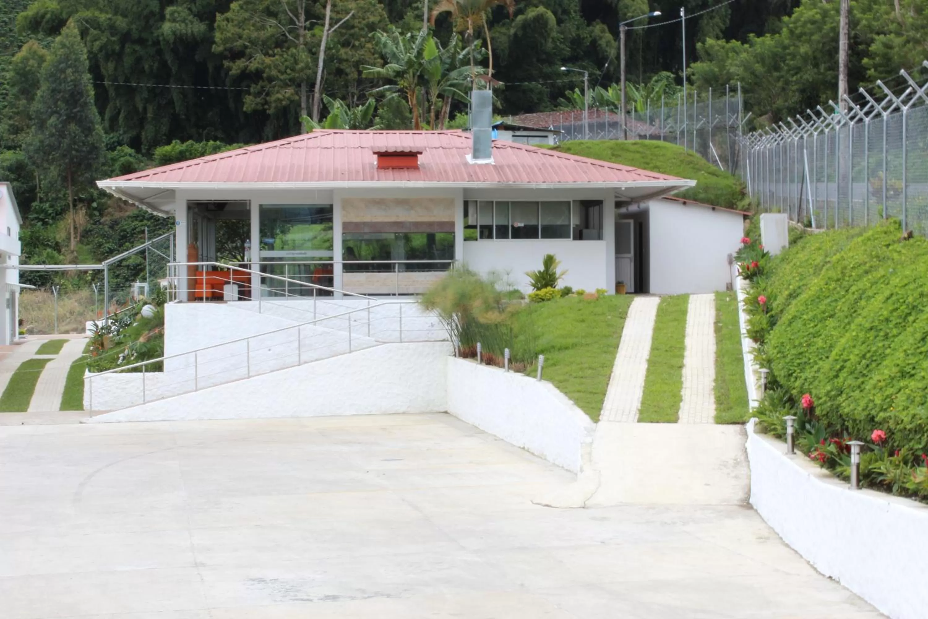 Restaurant/places to eat in Sky Club Eco Hotel