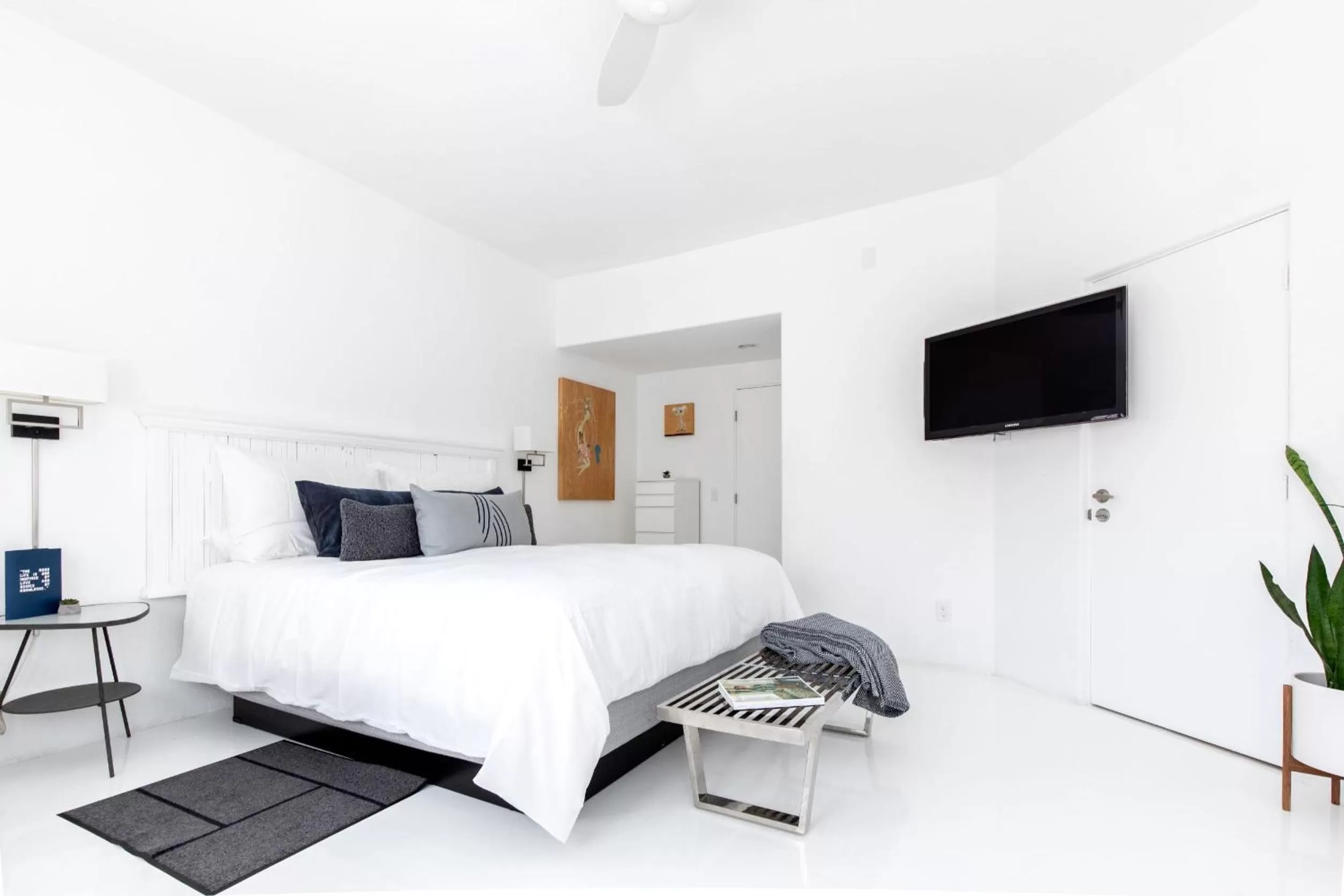 Bed in Alcazar Palm Springs