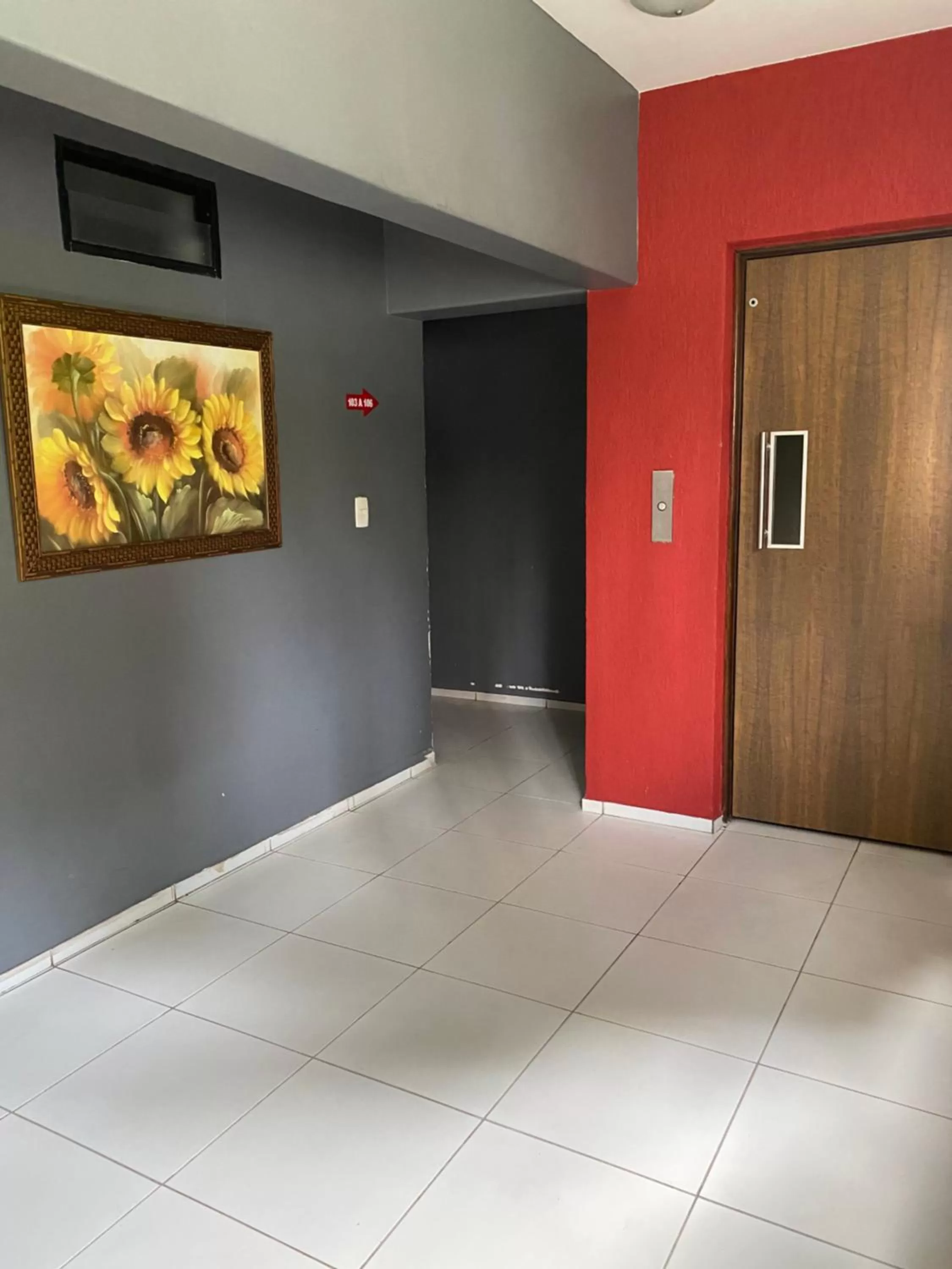 elevator, Bed in Hotel Fortaleza Inn