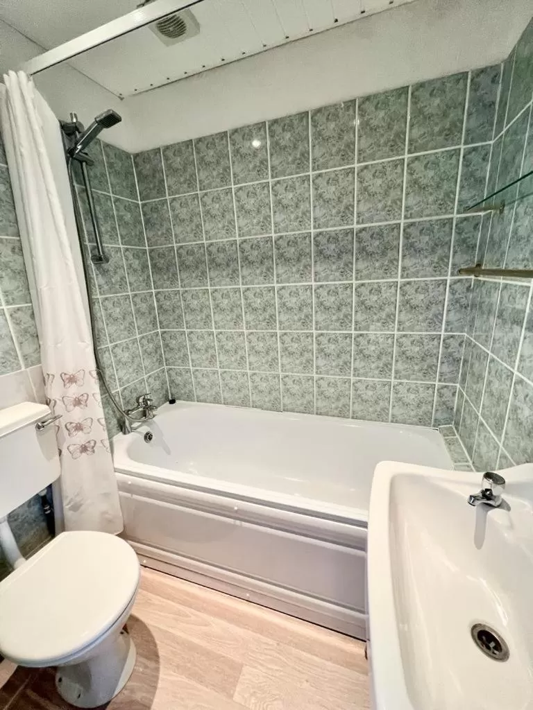 Shower, Bathroom in The Silver How