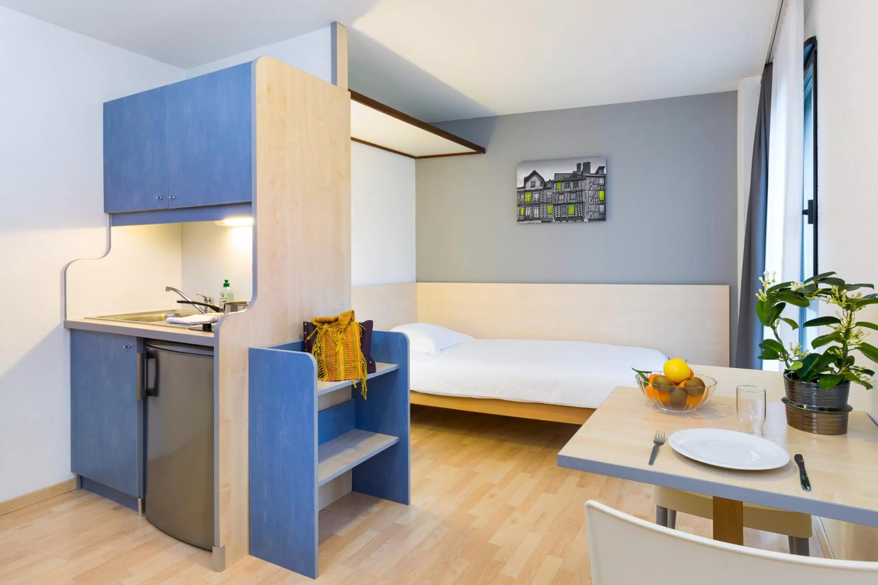 Kitchen or kitchenette, Bed in Aparthotel Adagio Access Rennes Centre