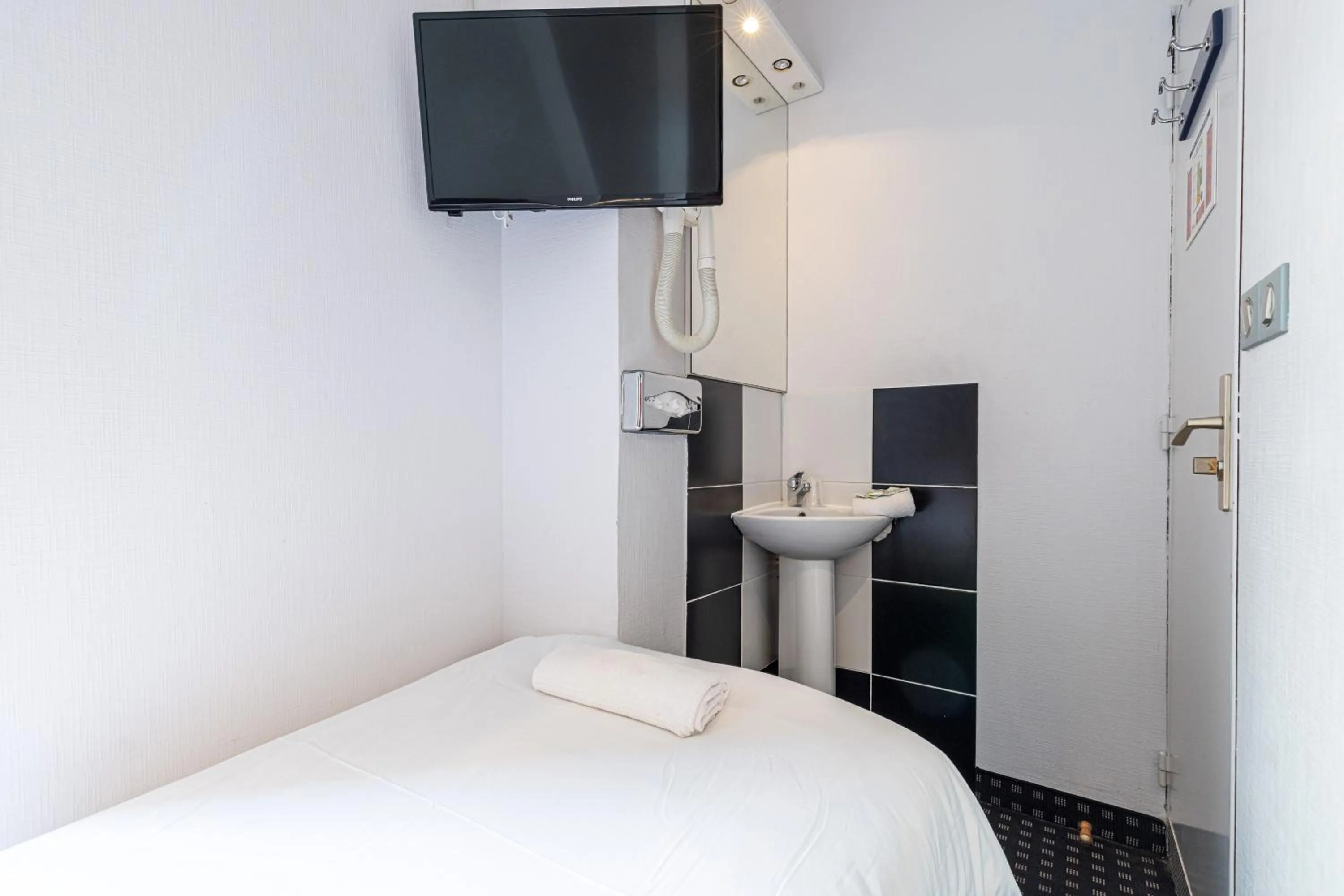 Photo of the whole room in Modern Waikiki Hotel