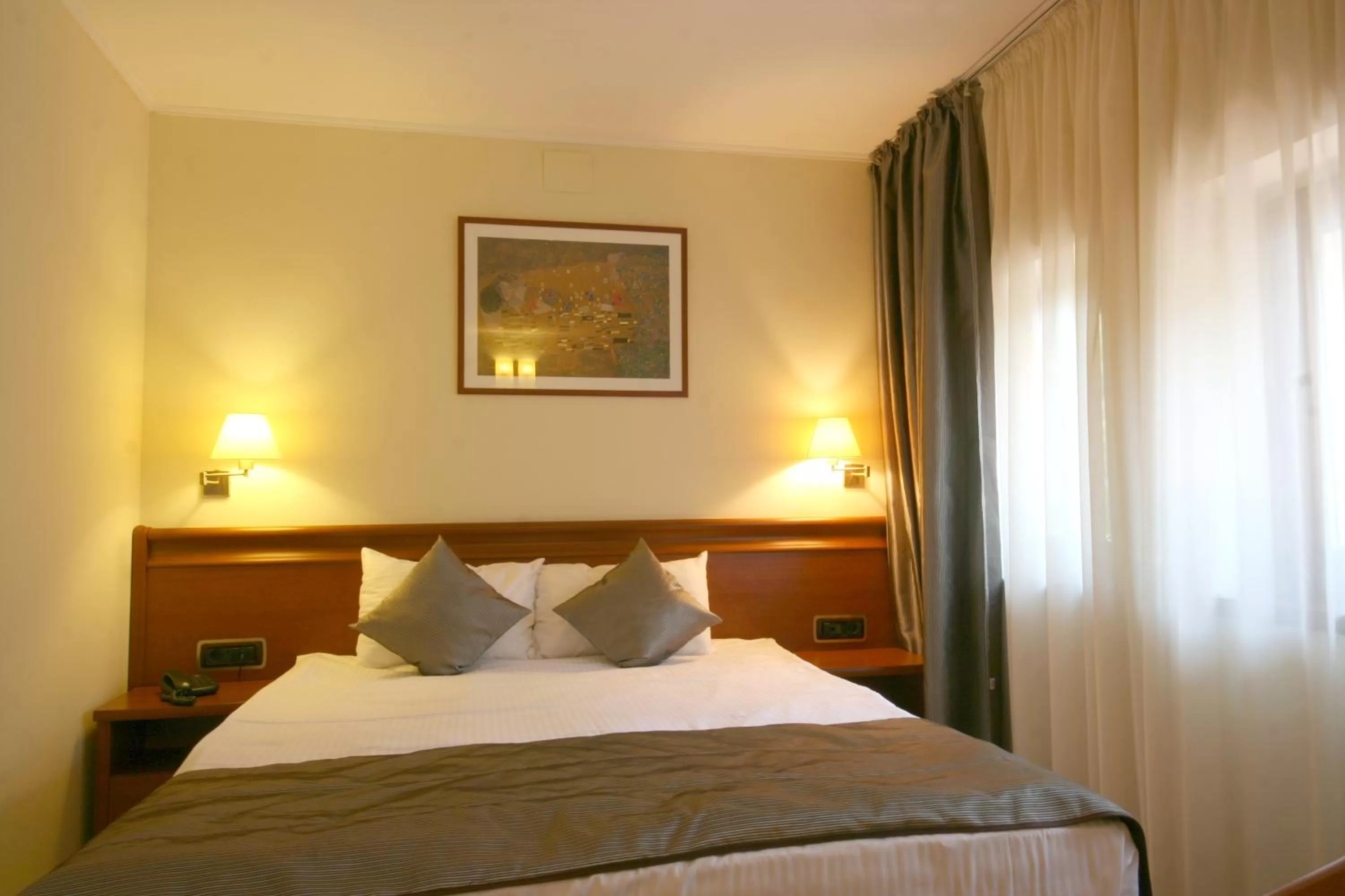 Photo of the whole room, Bed in Savoy Hotel