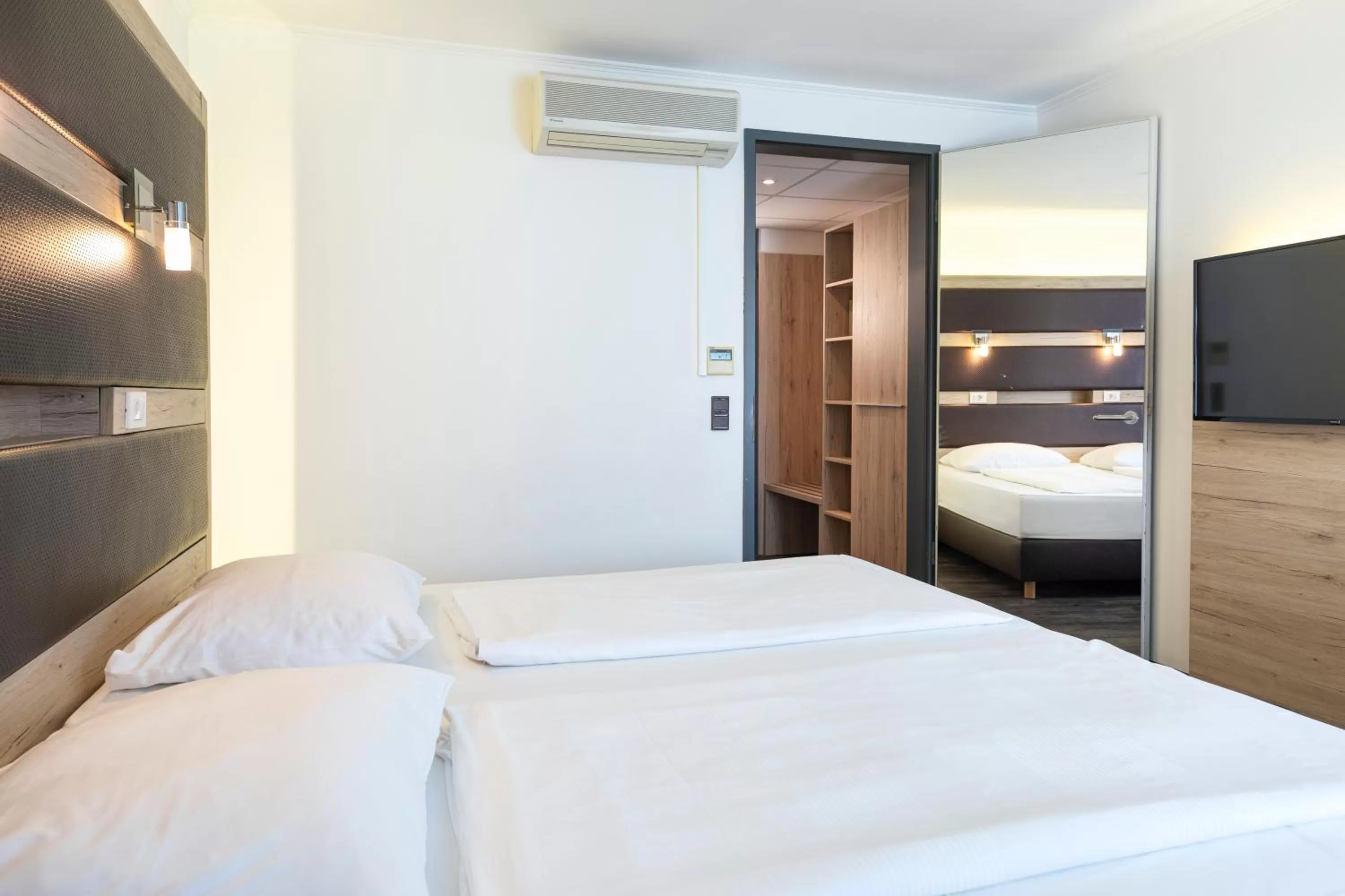 Photo of the whole room, Bed in Michel Hotel Landshut Kaiserhof