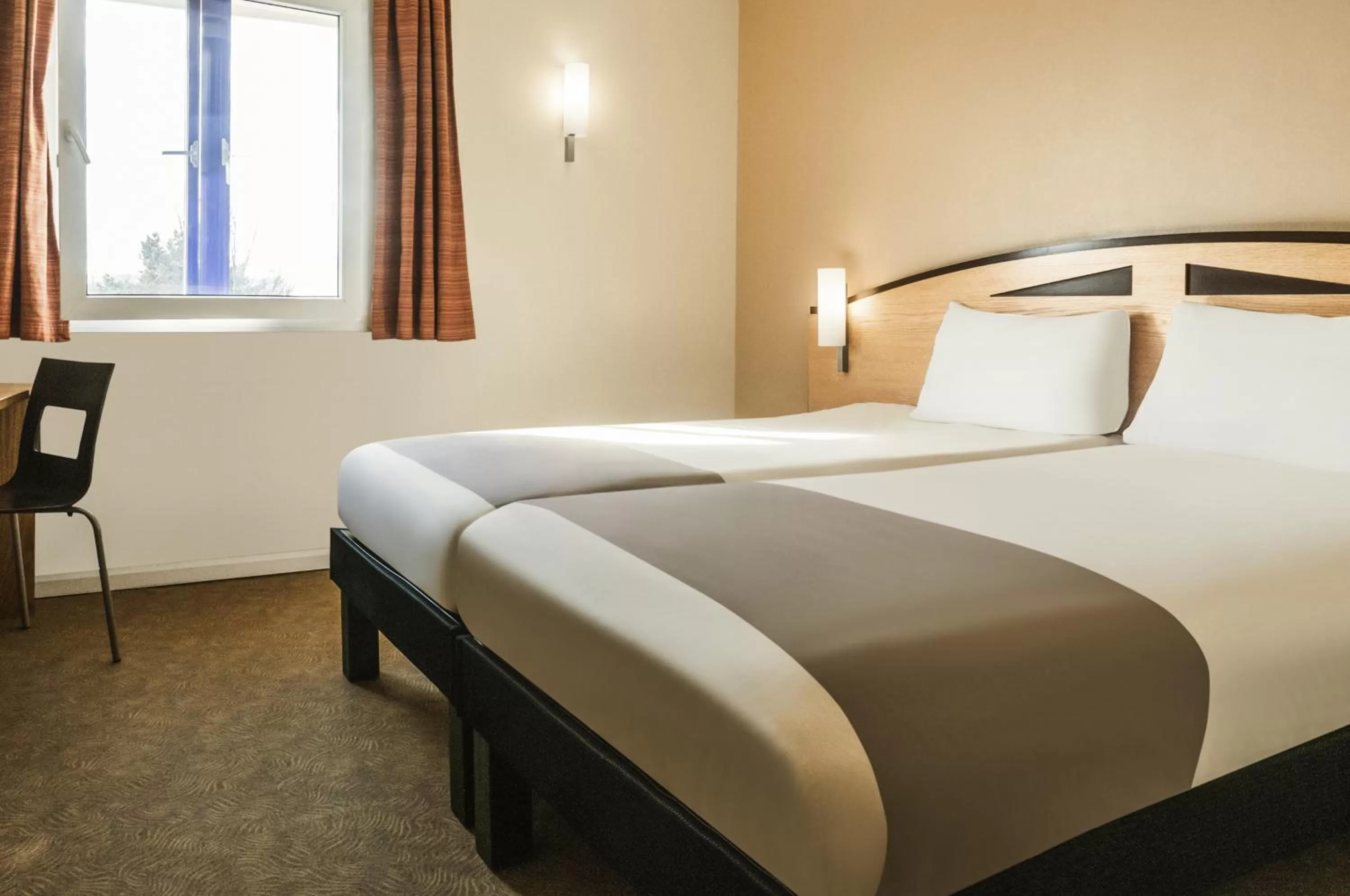 Photo of the whole room in ibis Lincoln