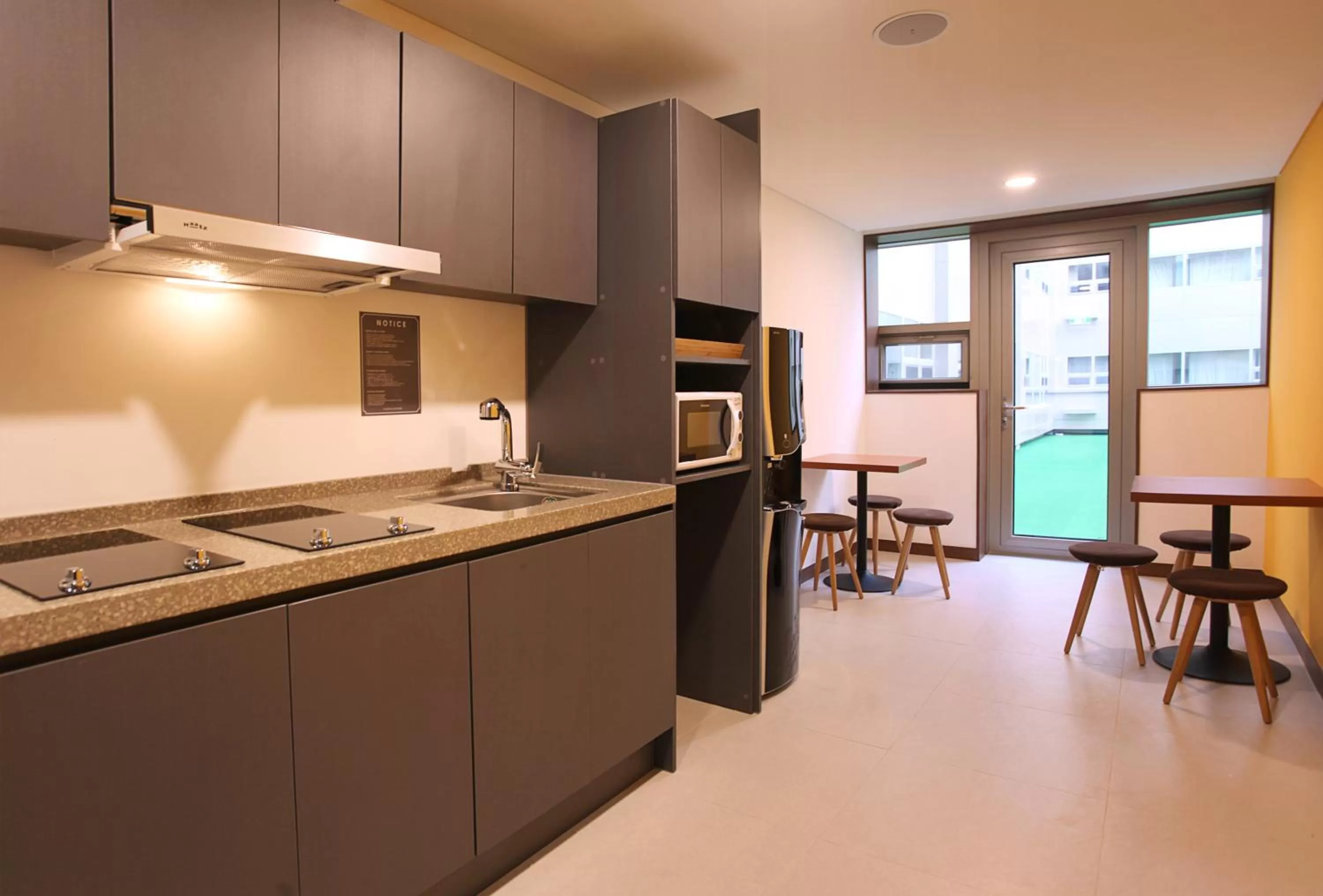 Communal kitchen in Hotel Skypark Kingstown Dongdaemun
