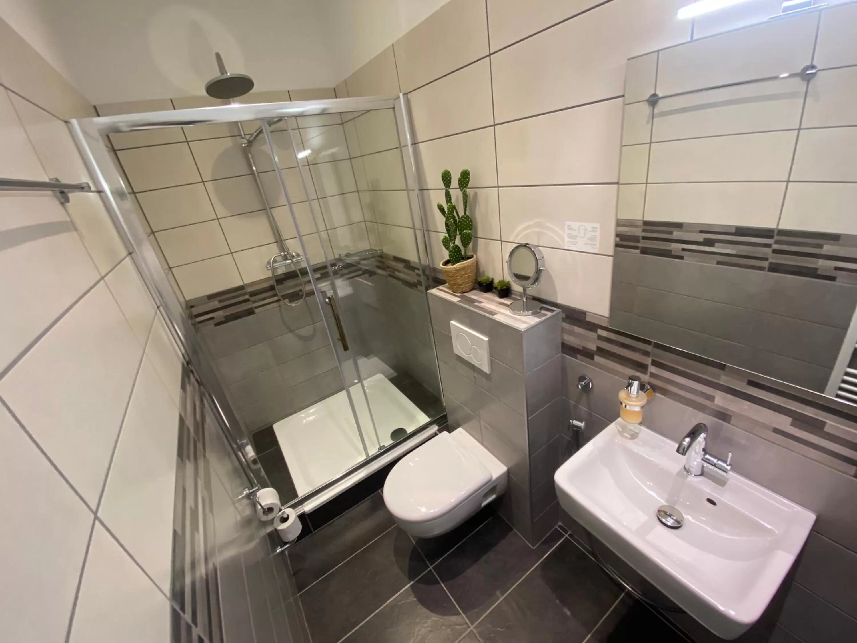 Shower in MARRAM Suitehotel