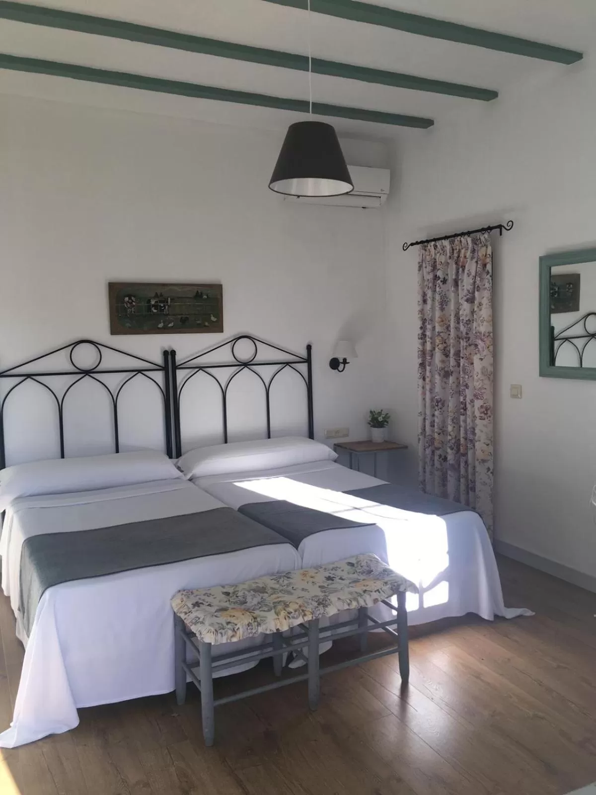 Photo of the whole room, Bed in Mesón de Sancho