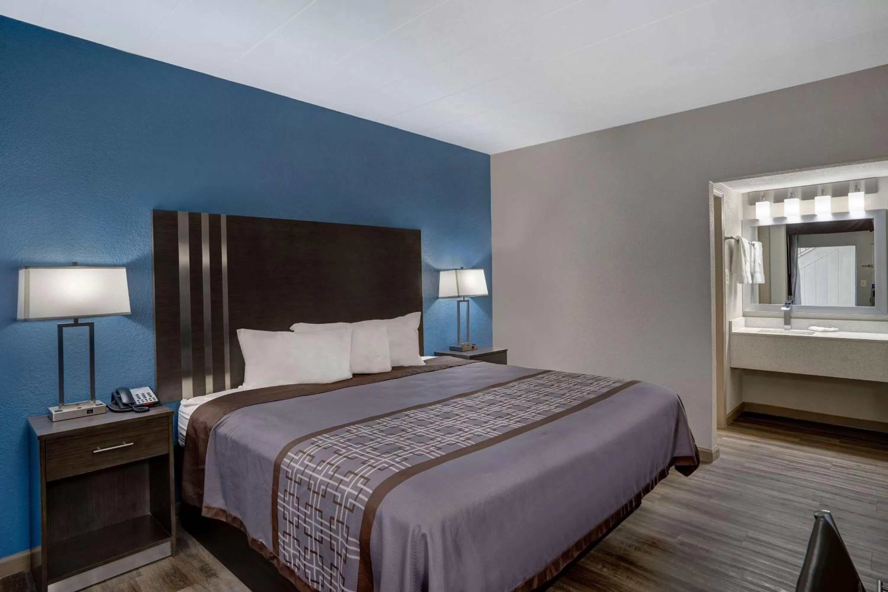 Photo of the whole room, Bed in Motel 6 Burlington