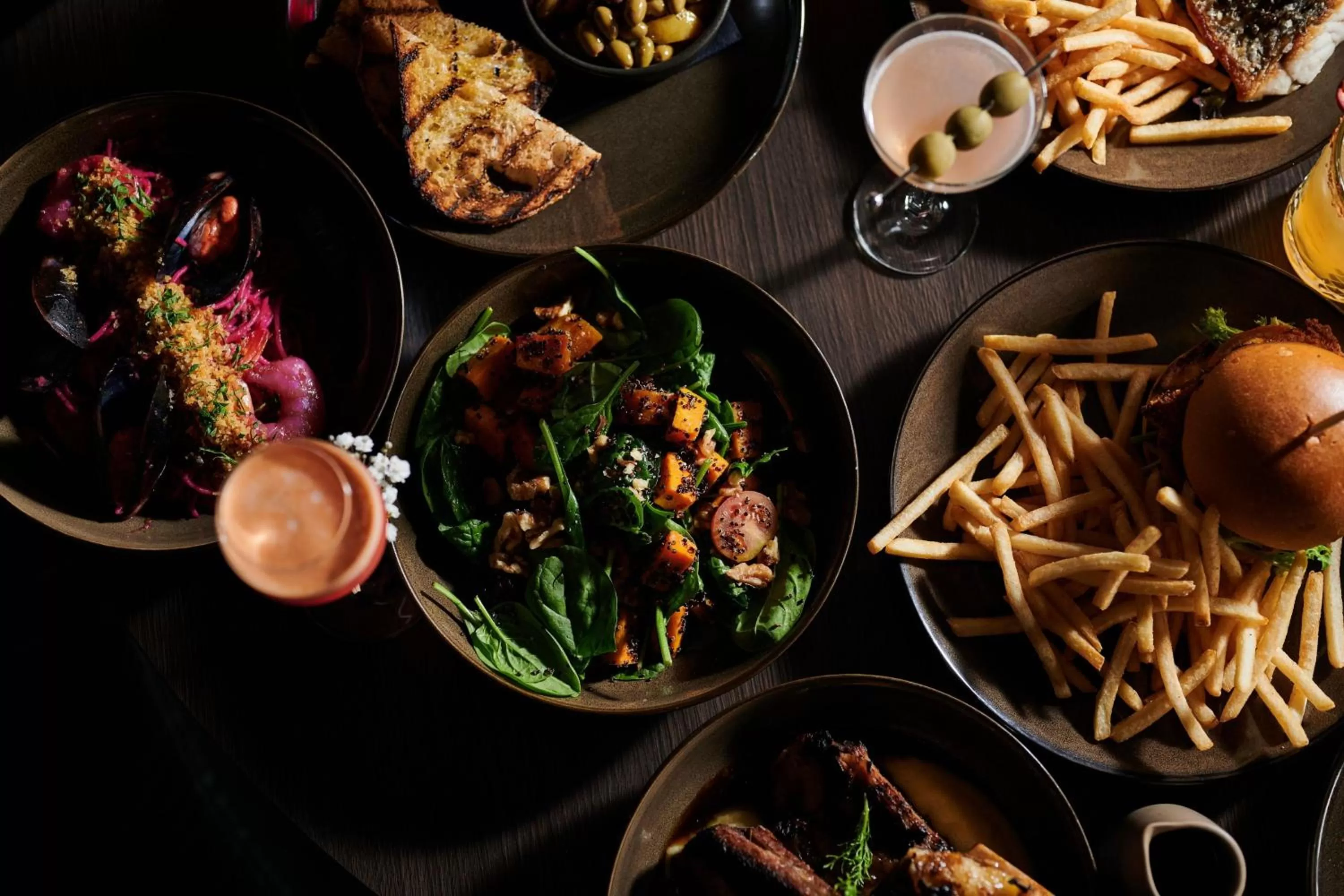 Lounge or bar in Midnight Hotel, Autograph Collection