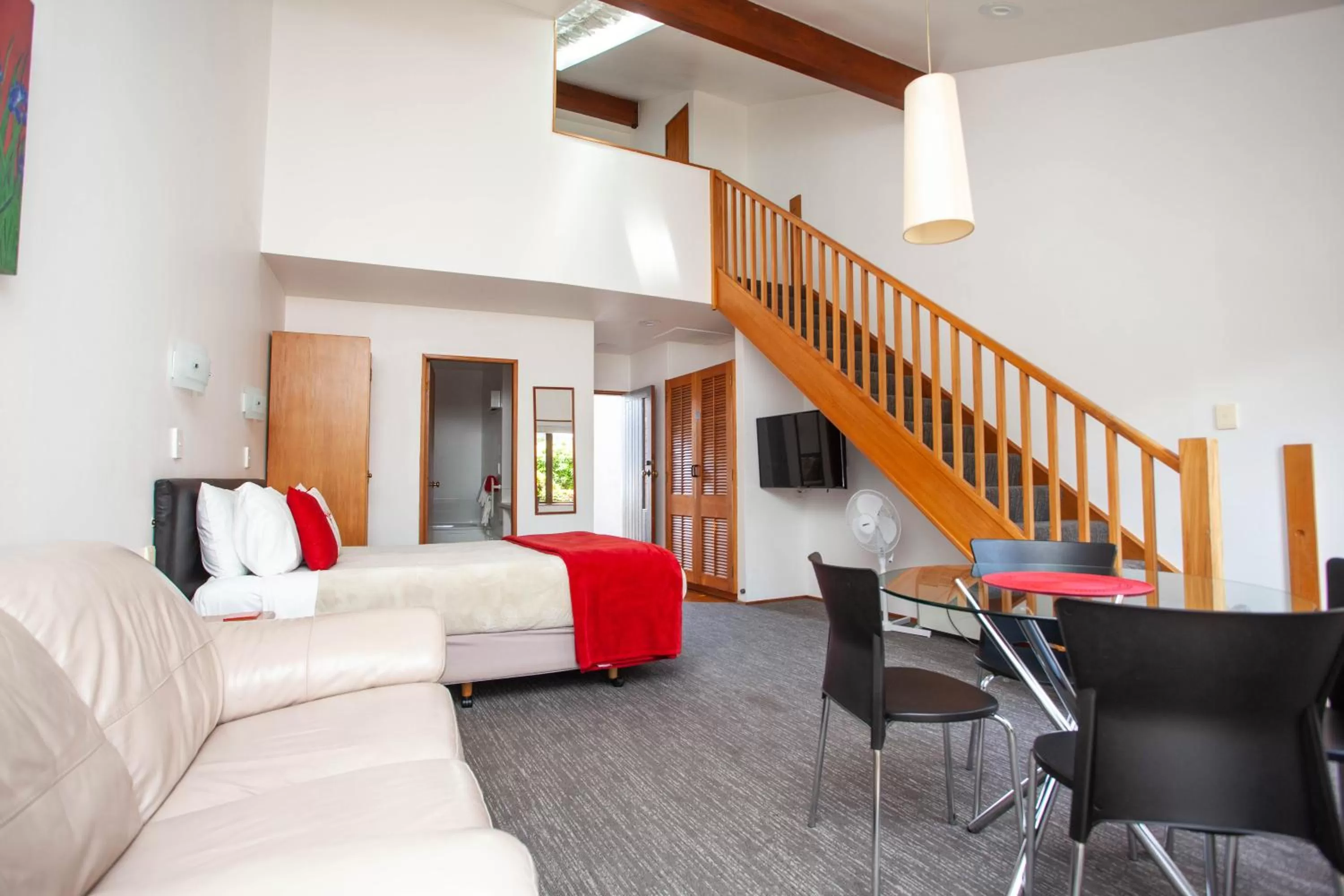 Living room in Cascades Lakefront Motel