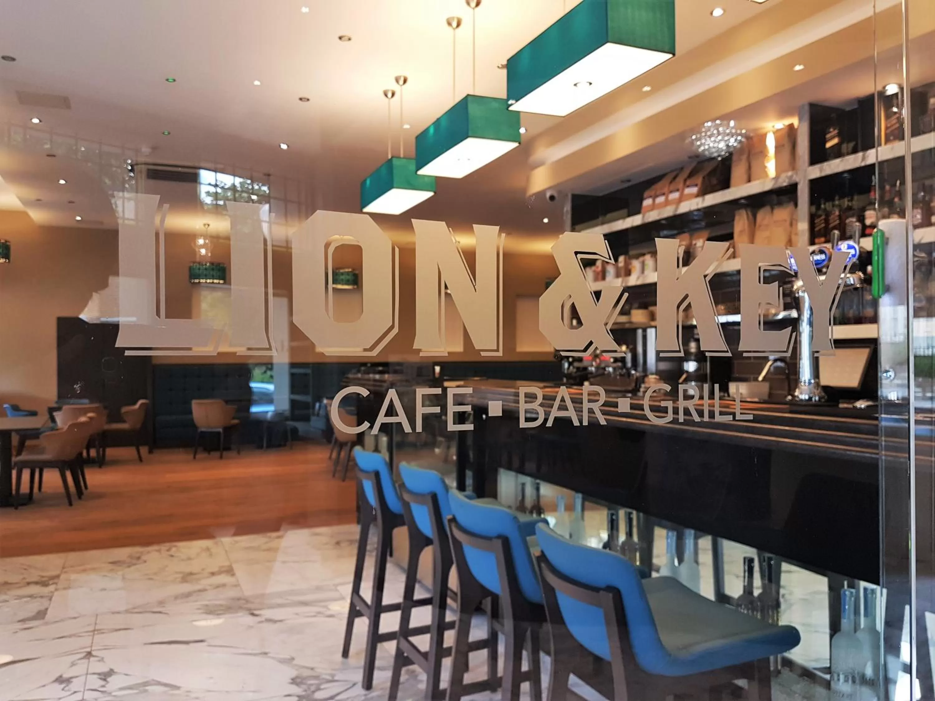 Lounge or bar in The Lion & Key Hotel