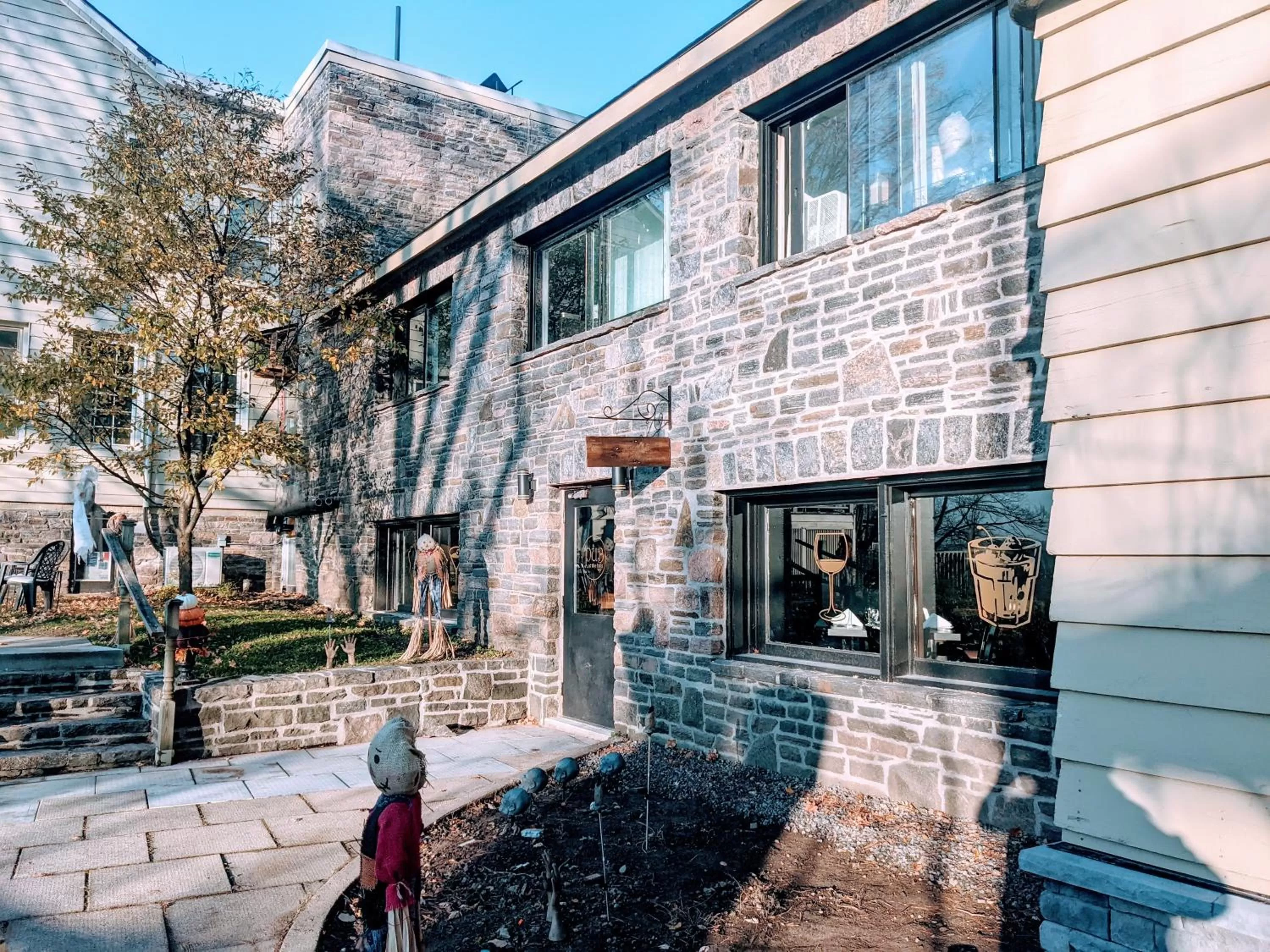 Restaurant/places to eat in Inn at the Falls