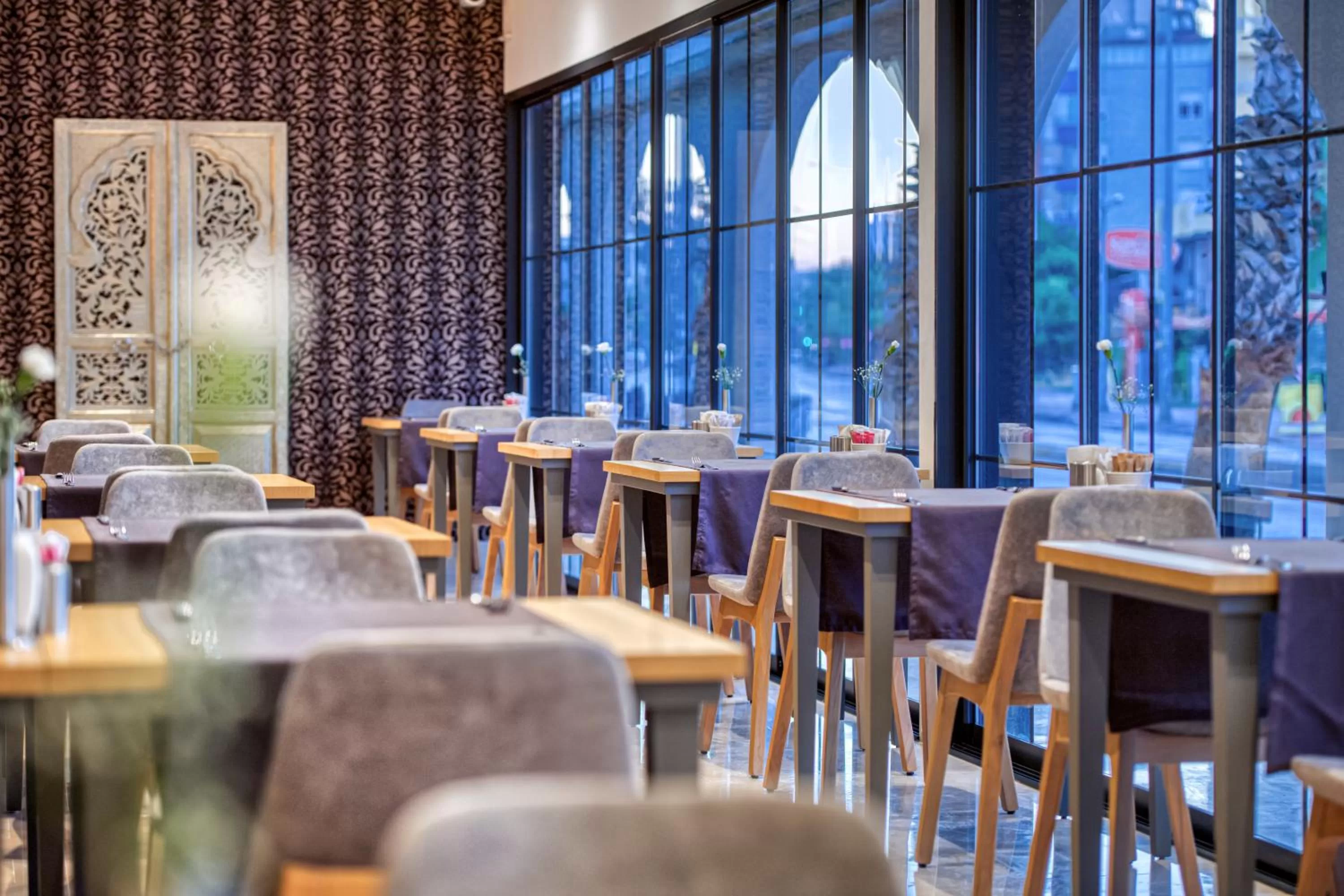 Restaurant/places to eat in Sealife Lounge - Adult only