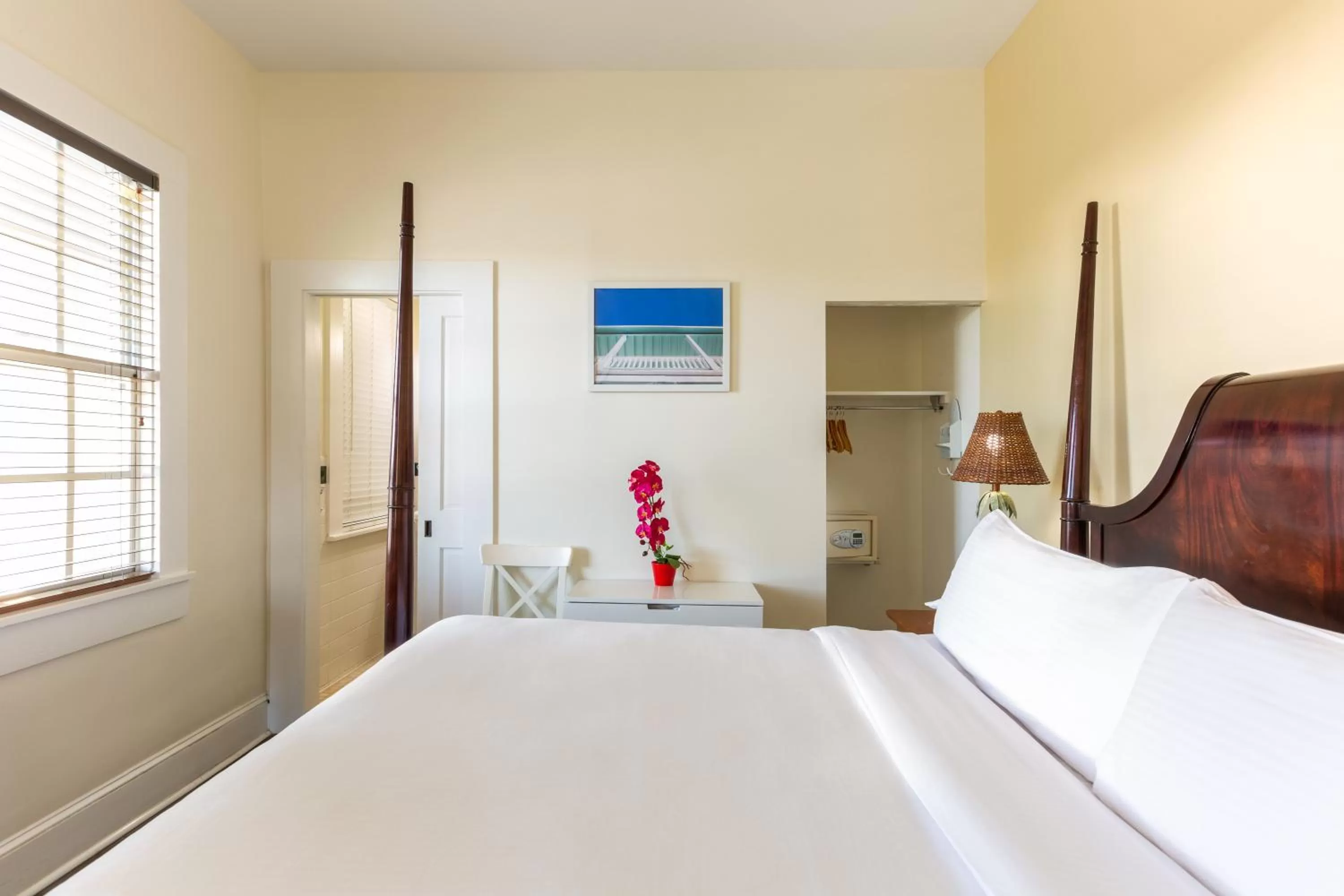 Photo of the whole room, Bed in Southernmost Inn Adult Exclusive