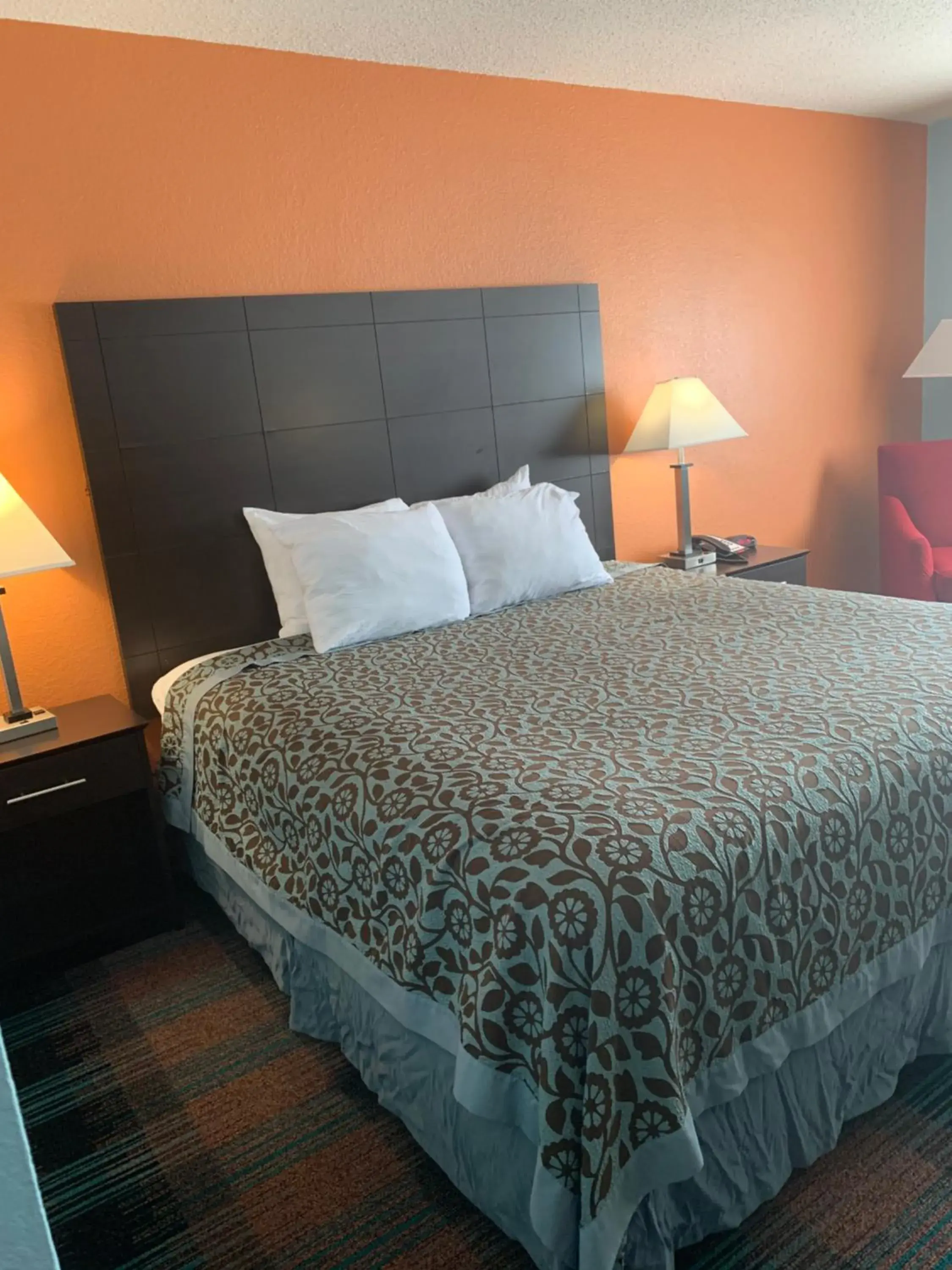 King Room - Smoking in Days Inn by Wyndham Greenwood SC King Room - Smoking in Days Inn by Wyndham Greenwood SC