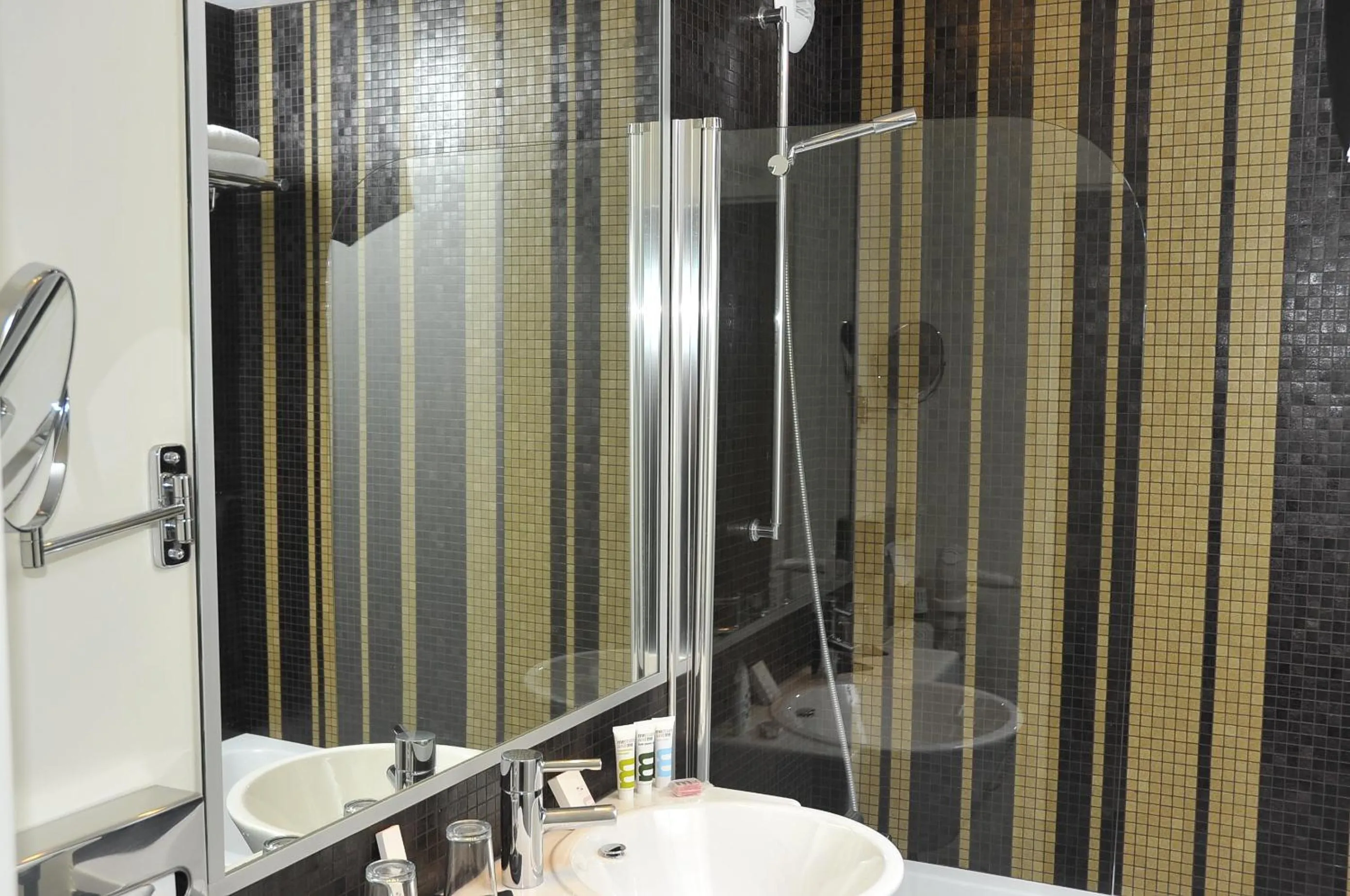 Bathroom in Mercure Paris Bastille Saint Antoine