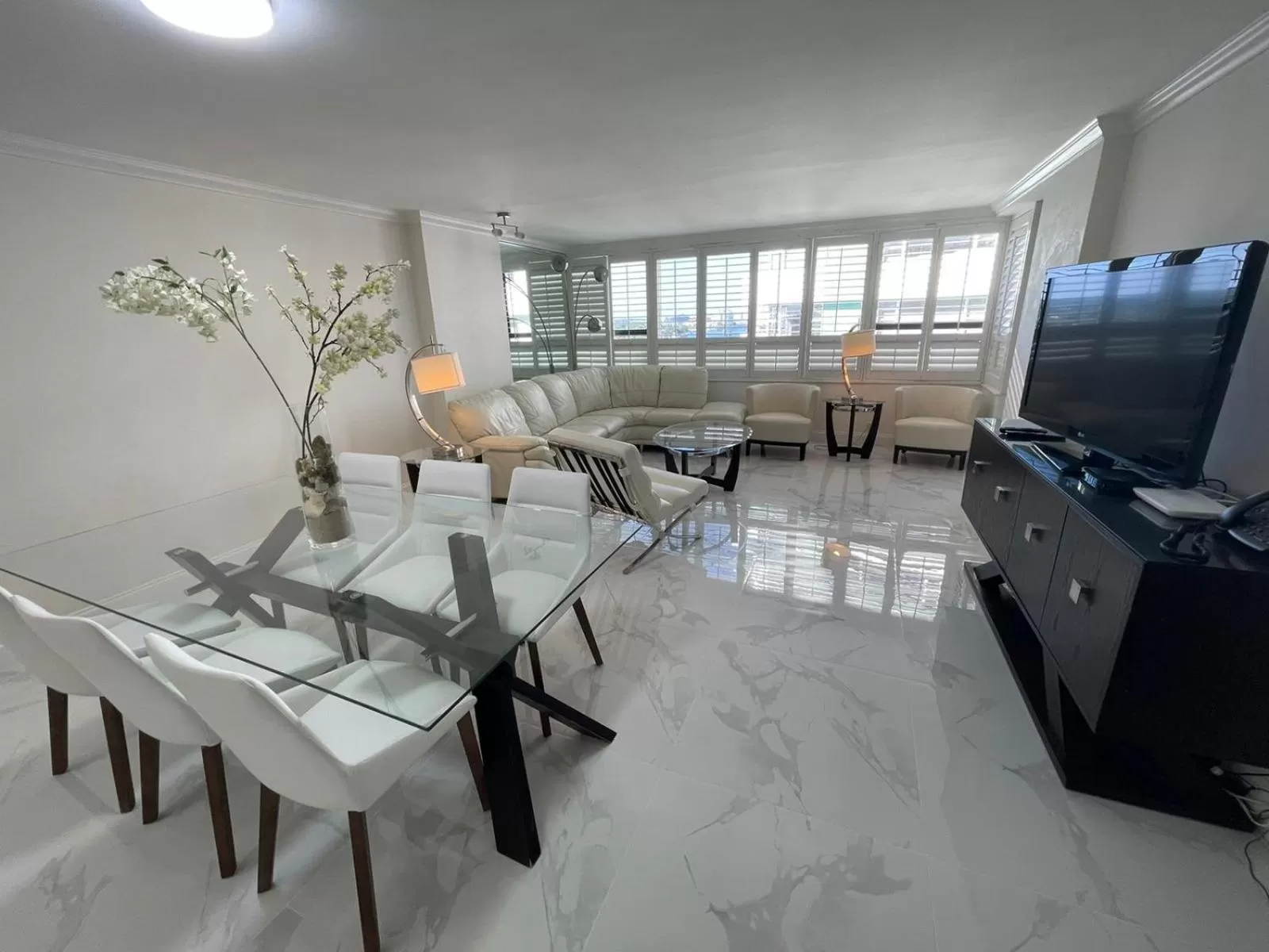 Living room, Seating Area in The Alexander Beach Residences