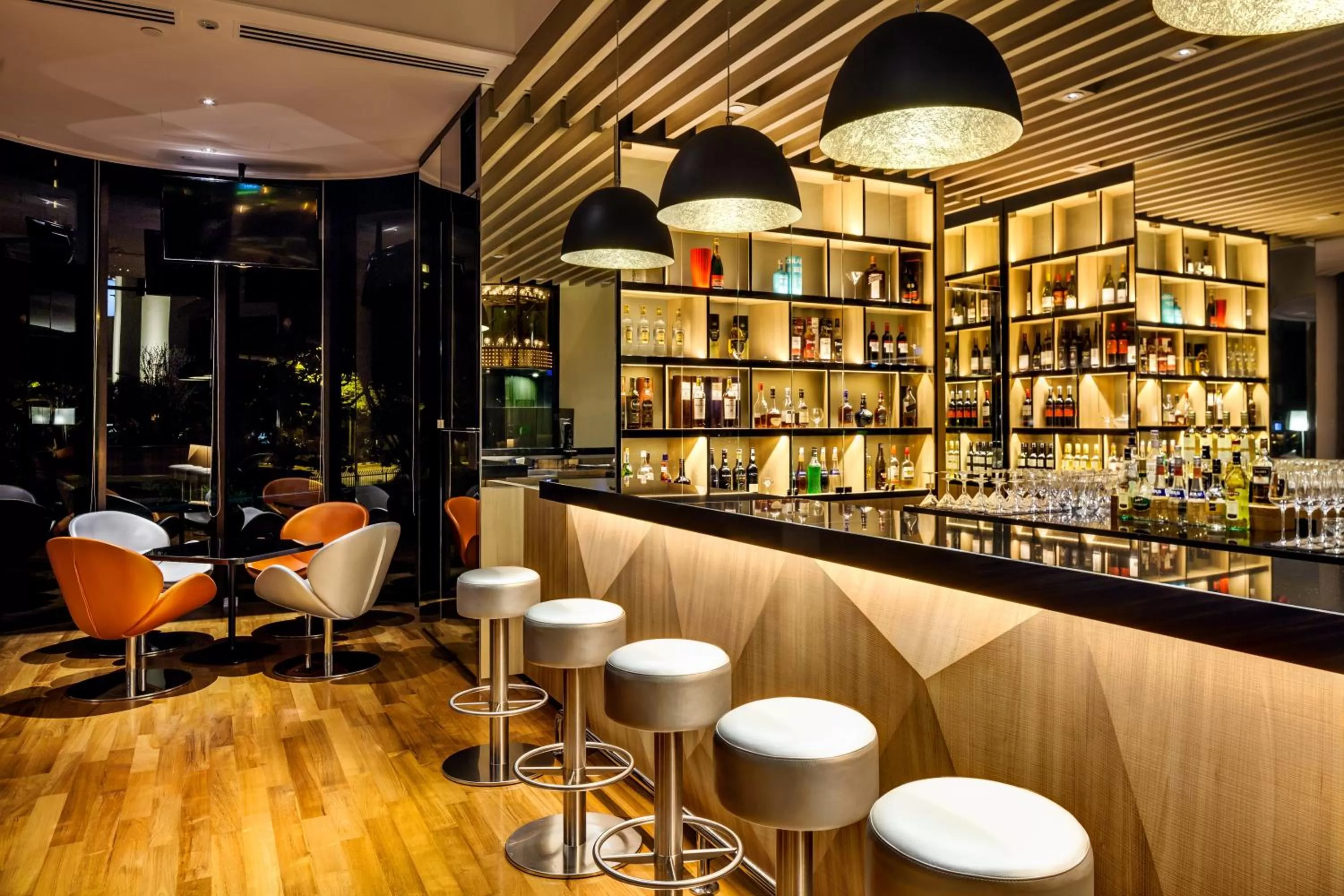 Lounge or bar in Holiday Inn Singapore Atrium by IHG