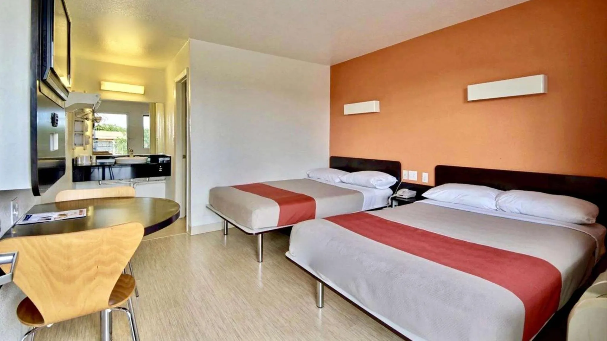 TV and multimedia, Bed in Motel 6-San Angelo, TX