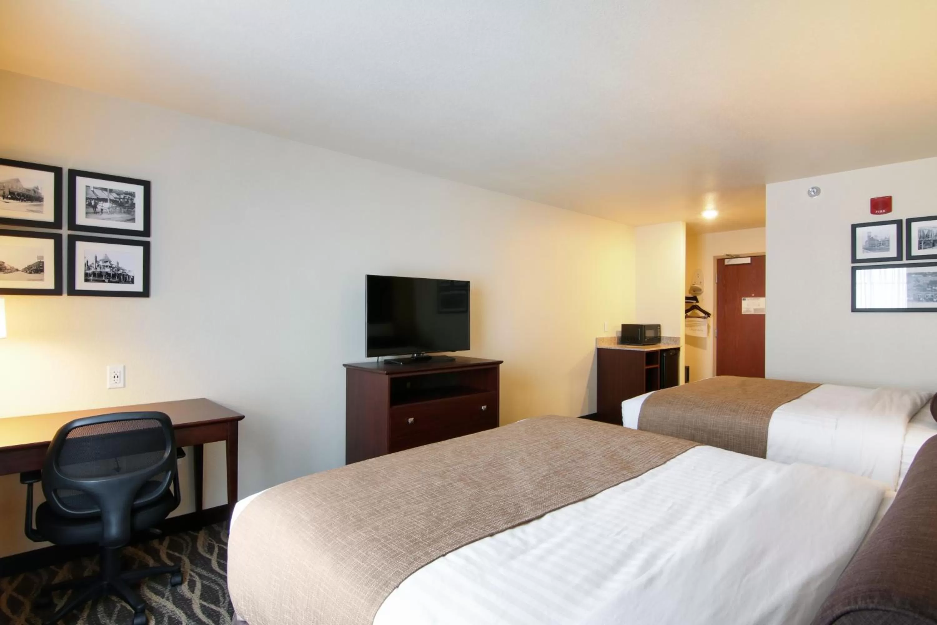 Bed in Cobblestone Inn & Suites - Menomonie/UW-Stout