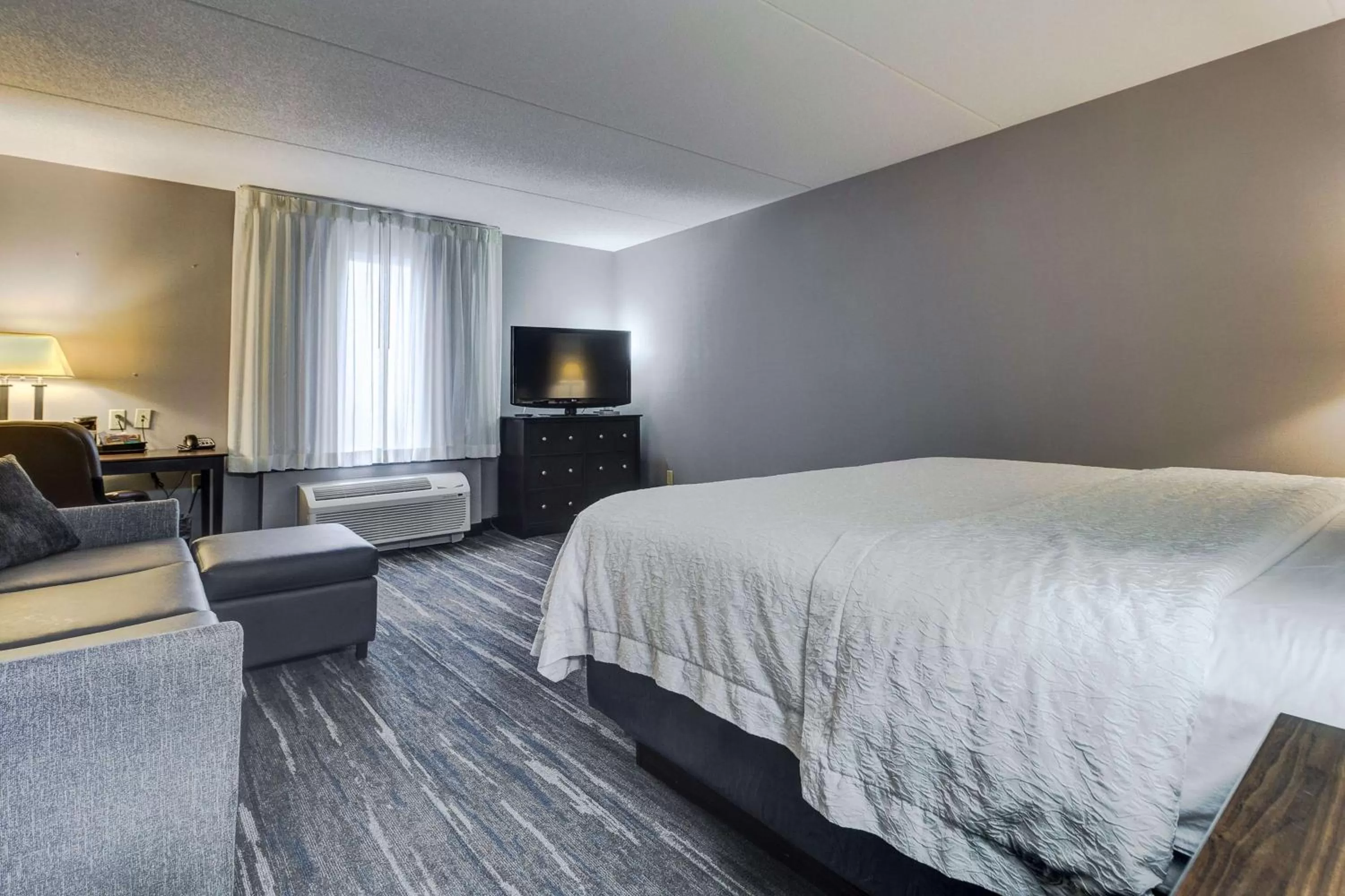 Living room, Bed in Hampton Inn & Suites by Hilton Brantford