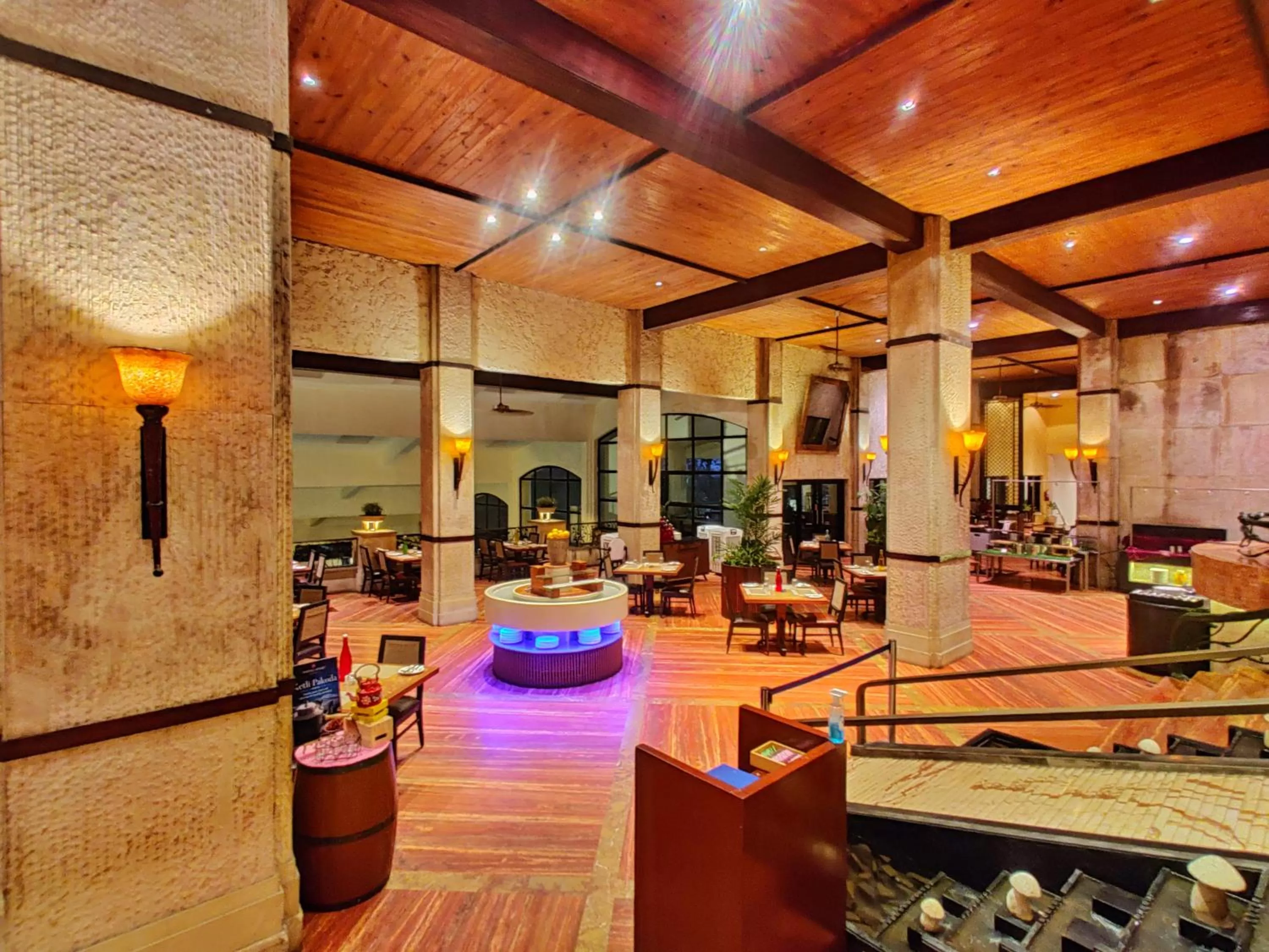 Restaurant/places to eat in Fariyas Resort Lonavala