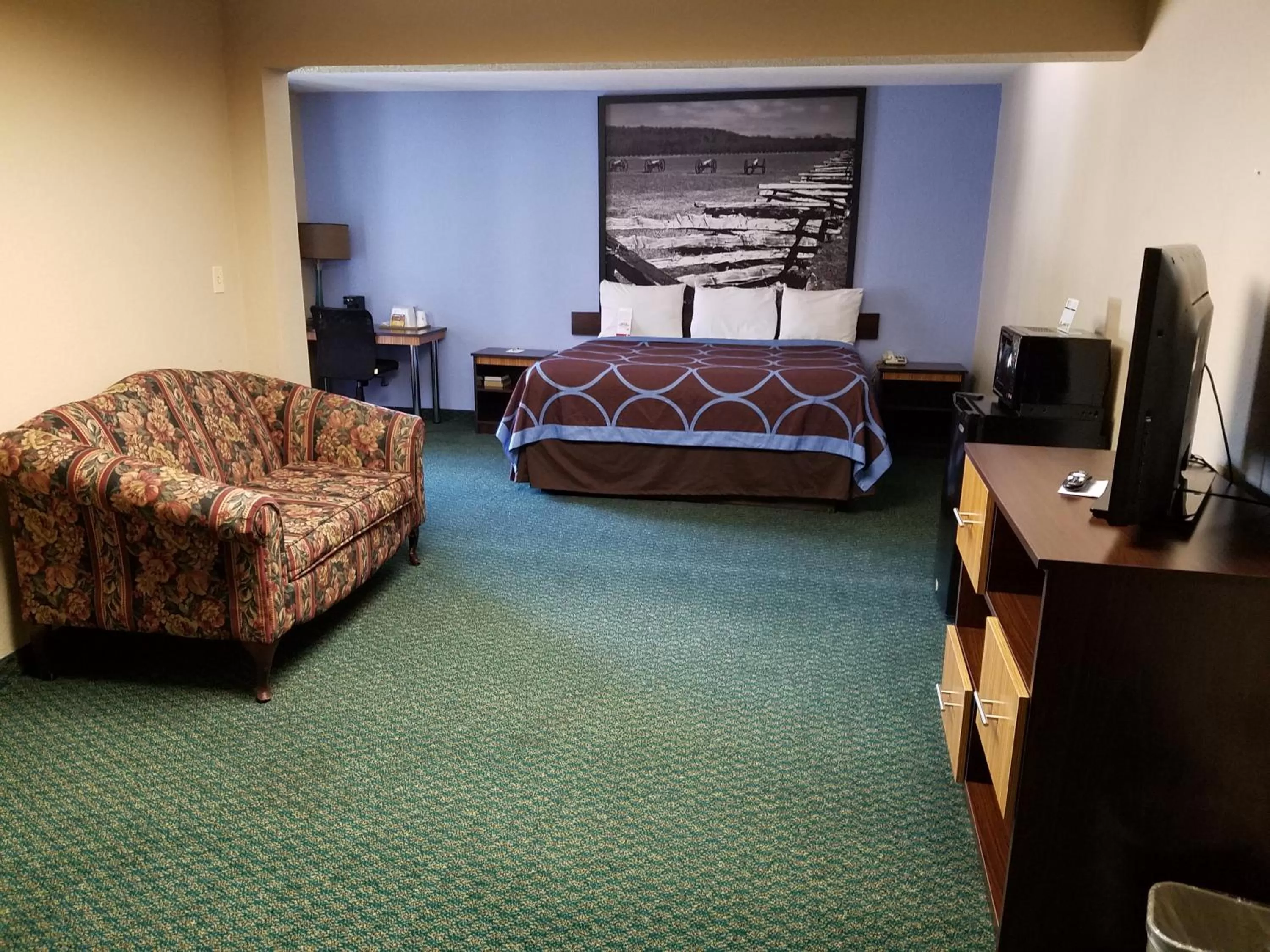 Living room, Bed in Super 8 by Wyndham Bentonville