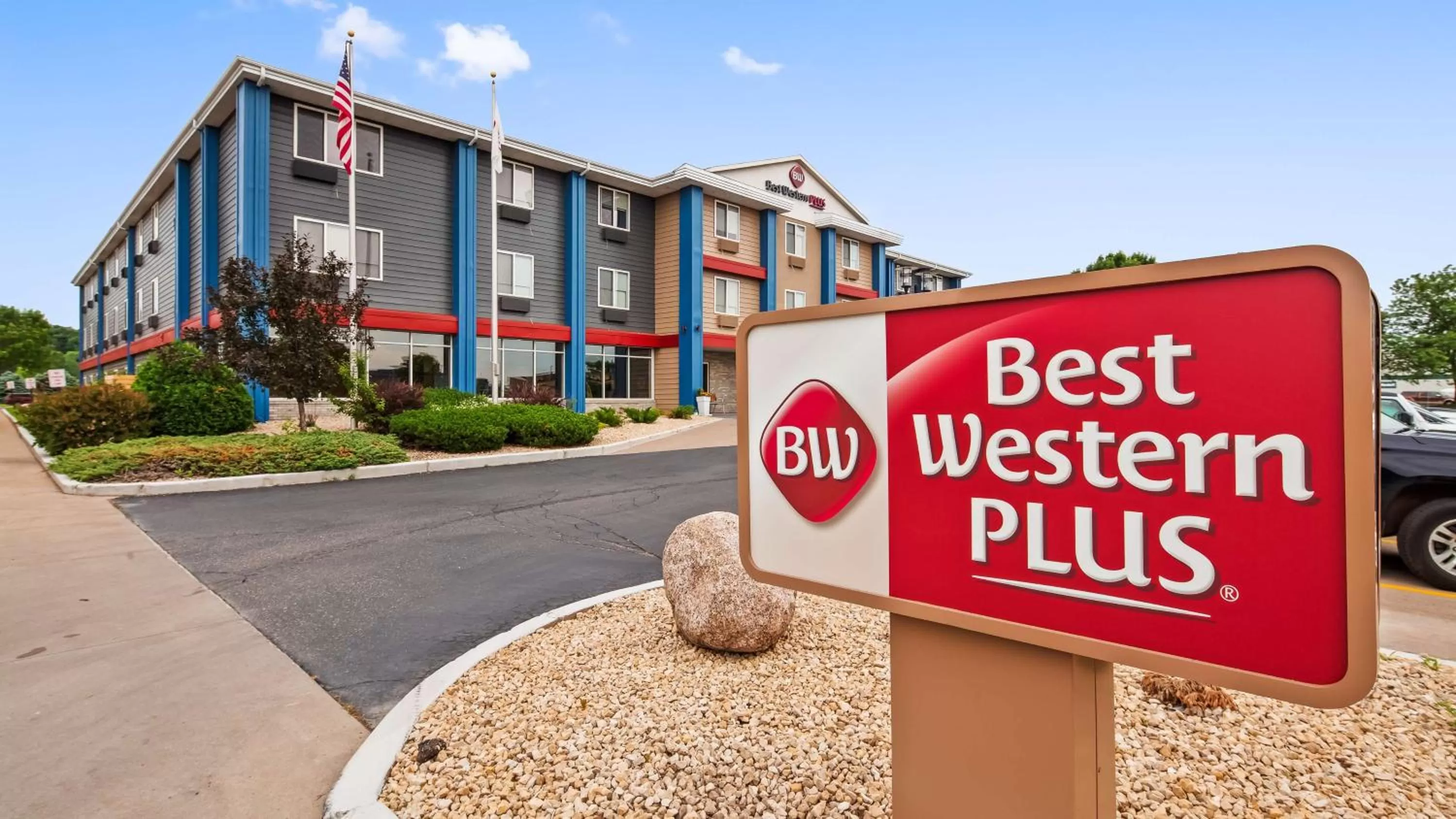 Property building in Best Western Plus Hudson I-94