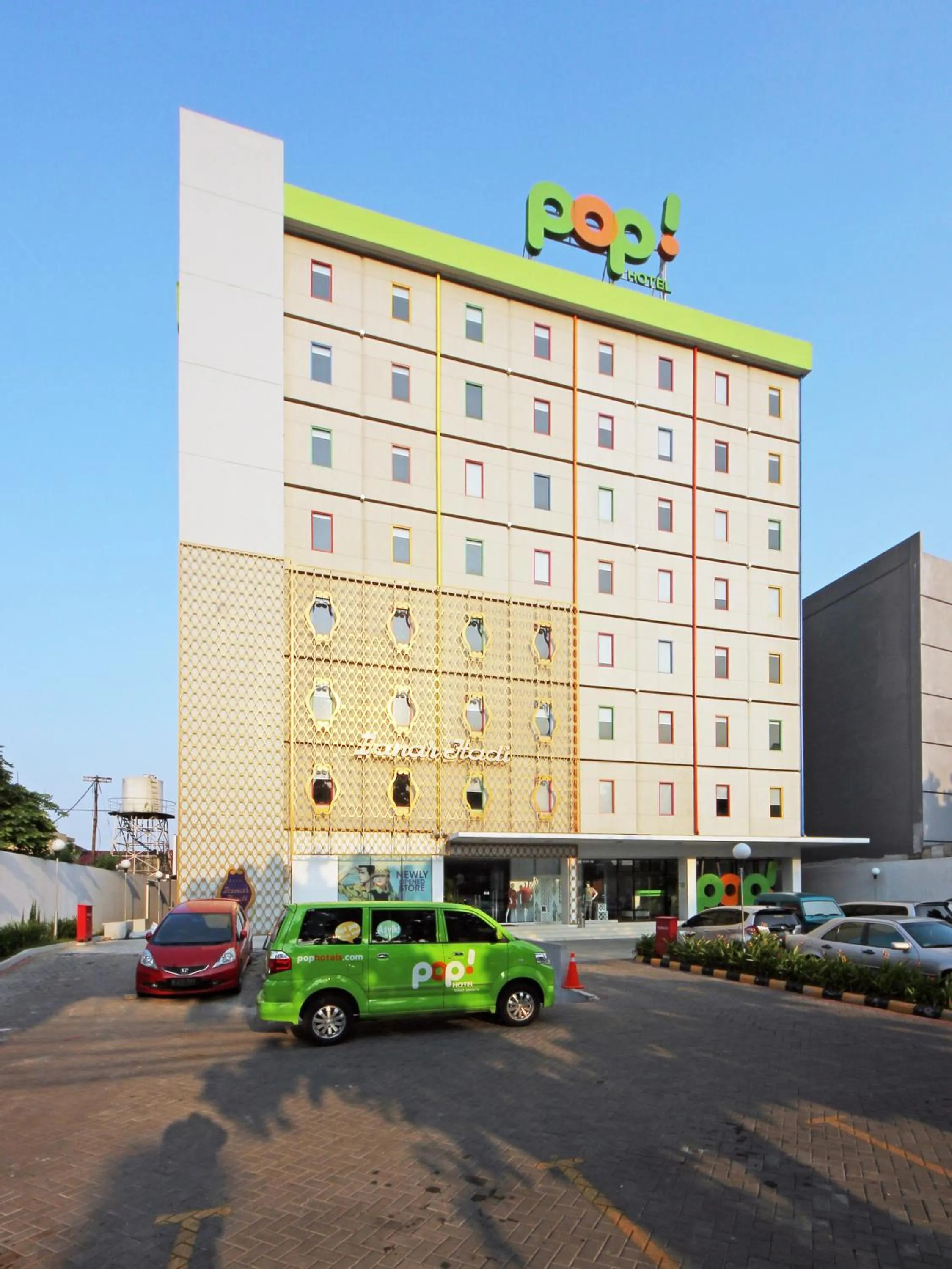 Facade/entrance in POP! Hotel Tebet Jakarta