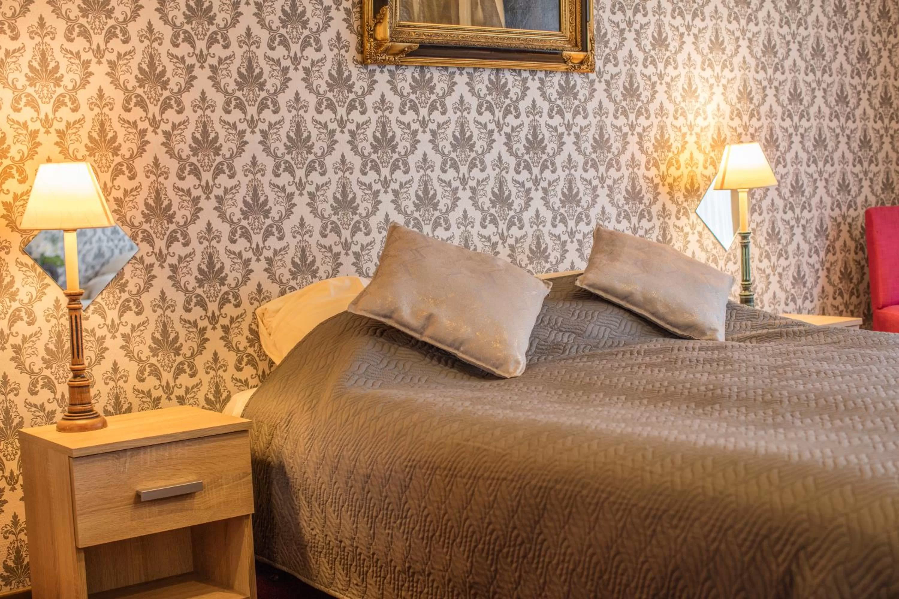 Bed in Hotel Le Provencal