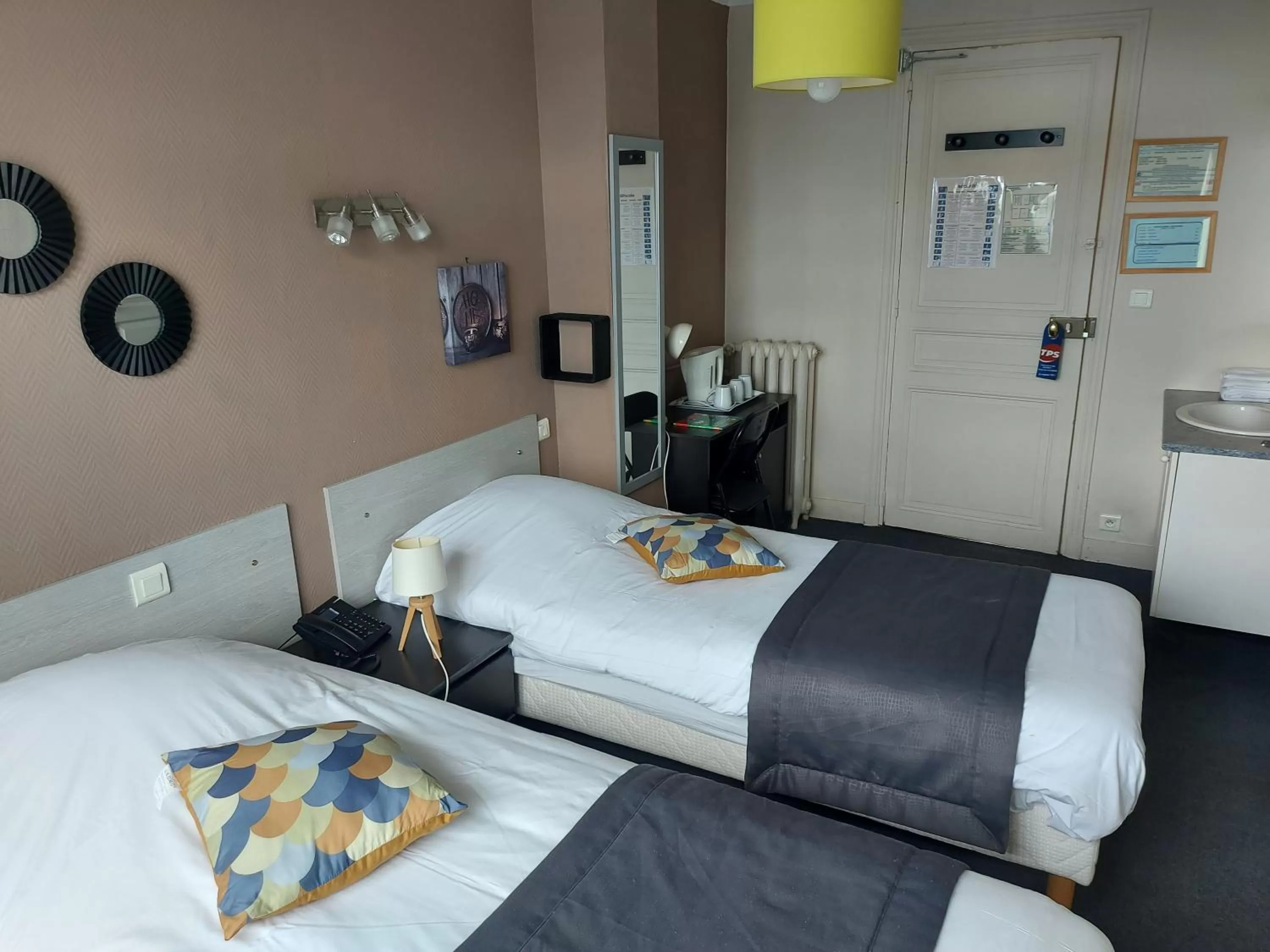 Bed in Hotel De La Paix