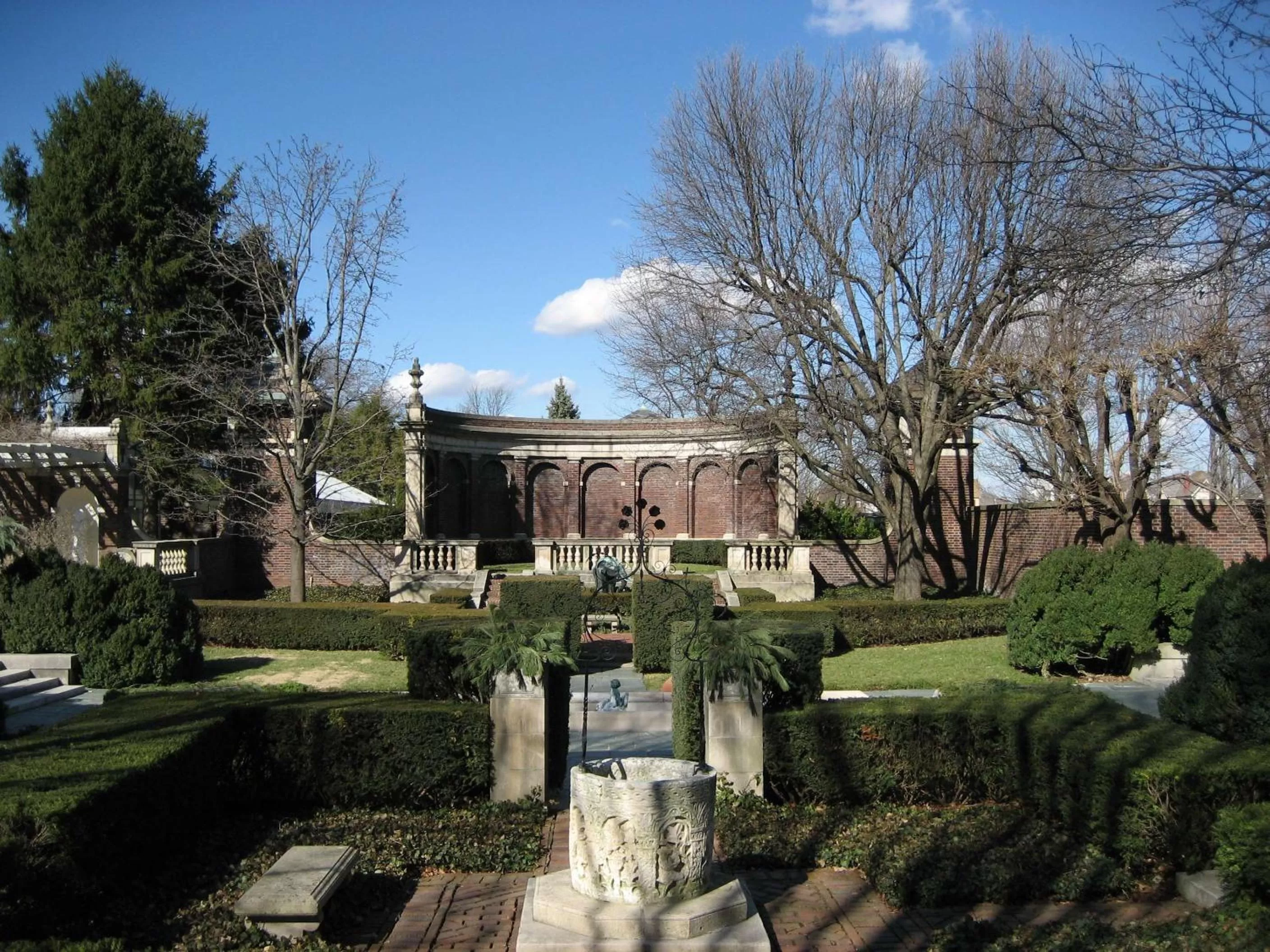 Inner courtyard view in Hampton Inn Columbus/Taylorsville