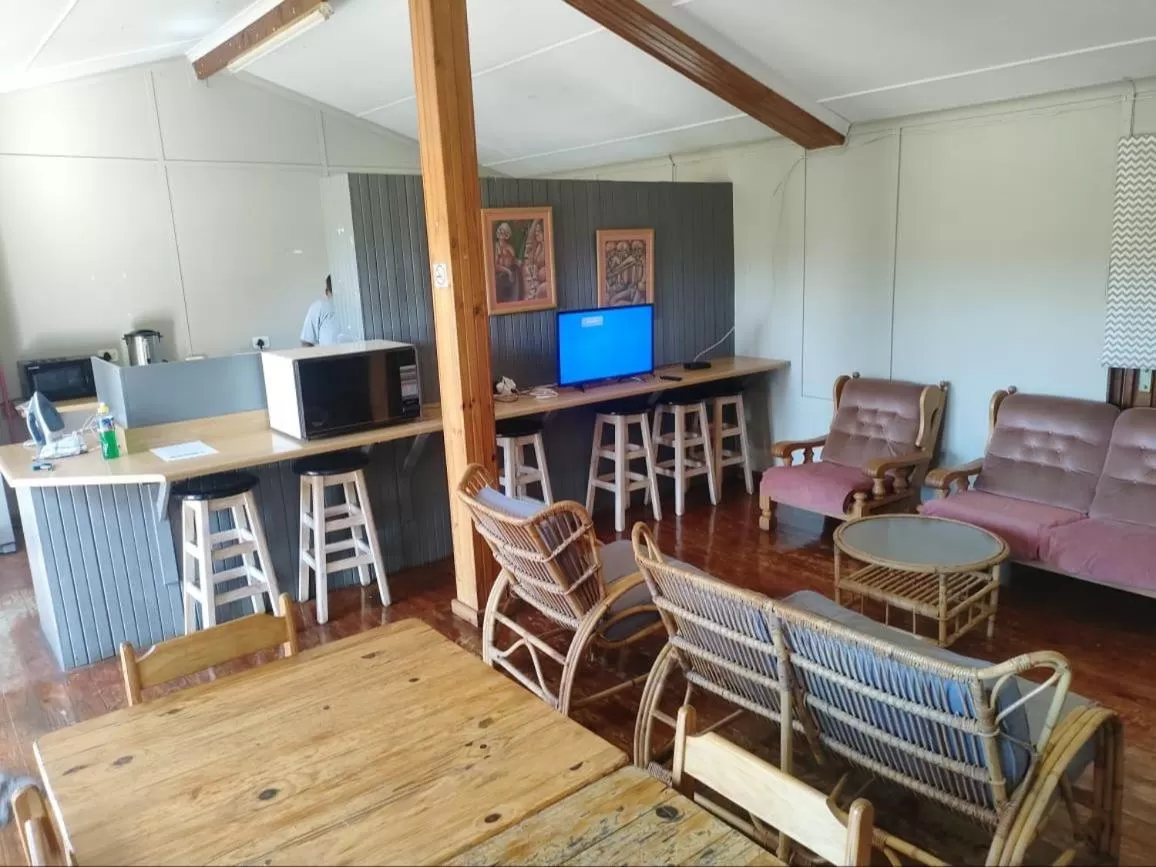 Kitchen or kitchenette, Business Area/Conference Room in Blue Mountain Farm Lodge, Cabins & Cottages