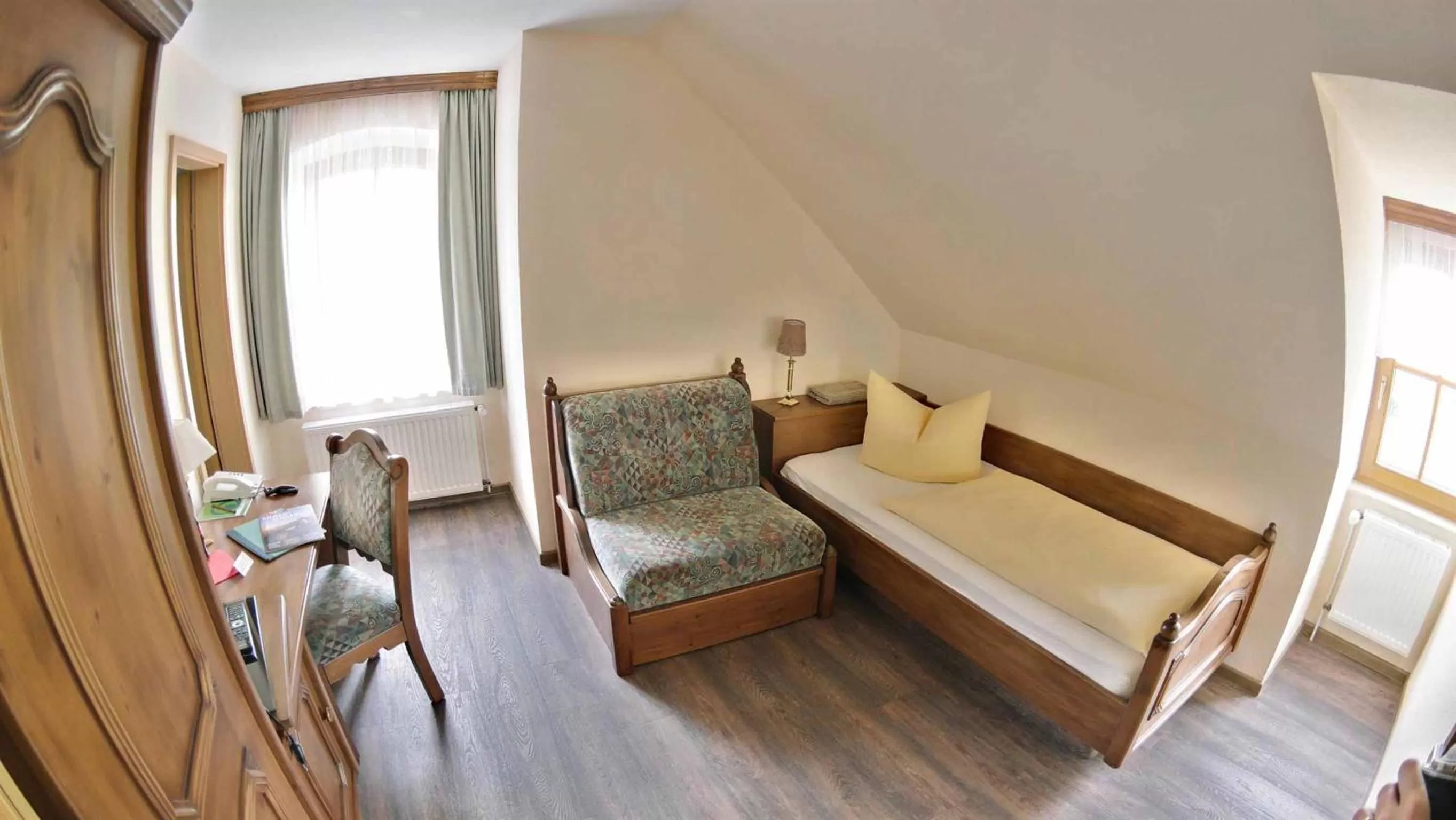 Photo of the whole room, Bed in Hotel und Restaurant Rittergut Kreipitzsch