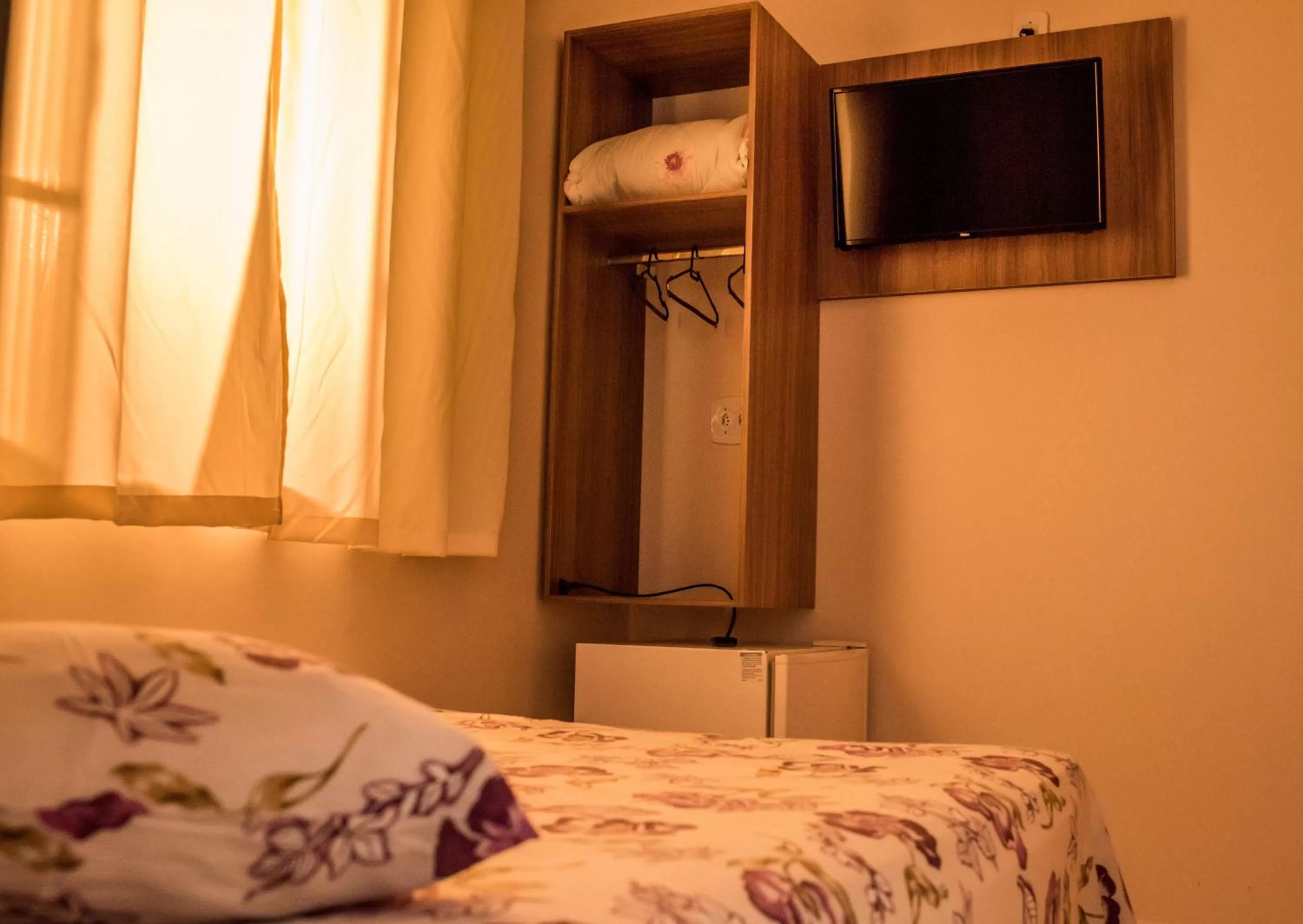 Bed, TV/Entertainment Center in Pousada Rabake