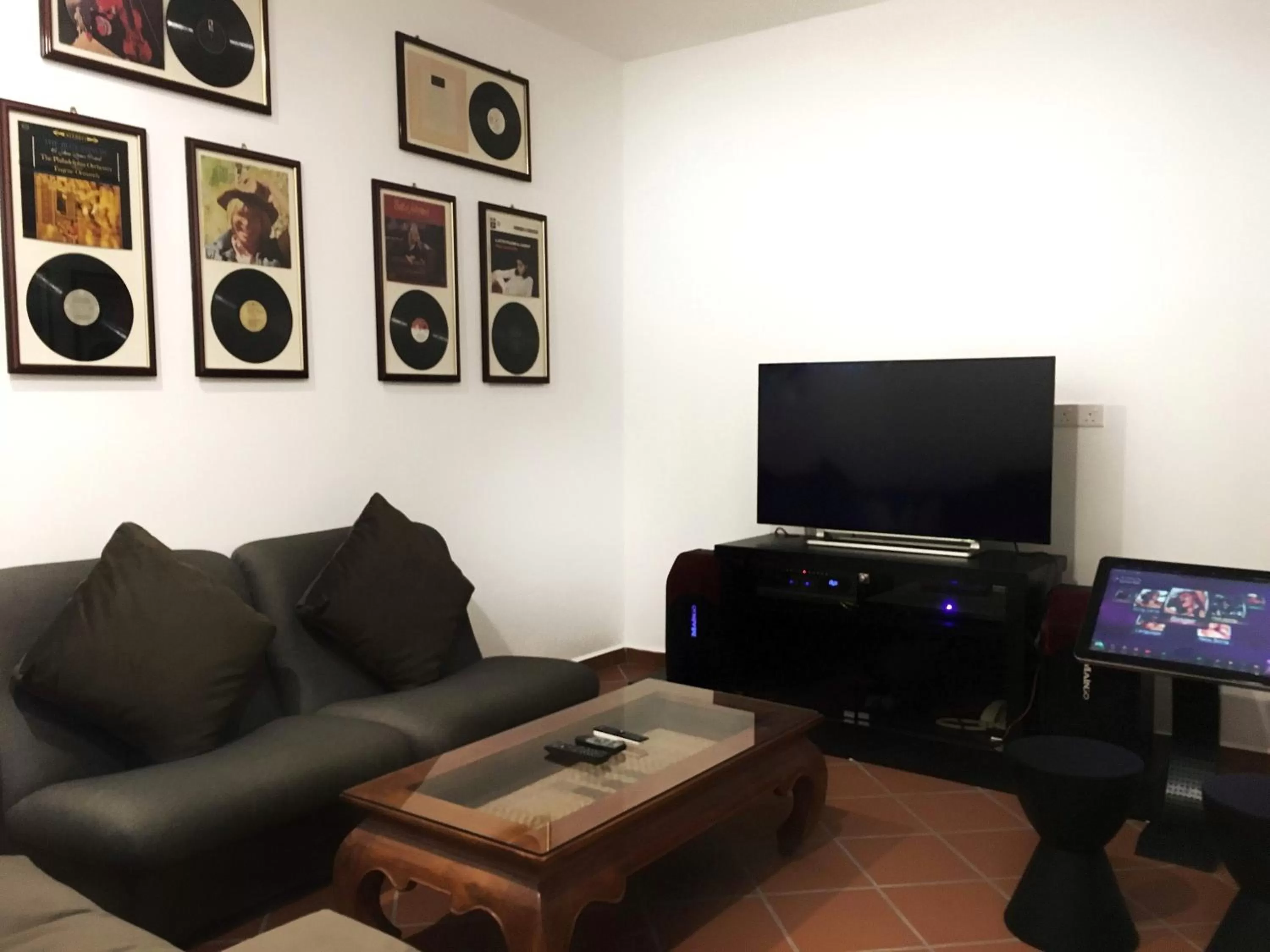 Karaoke in Heeren Straits Hotel