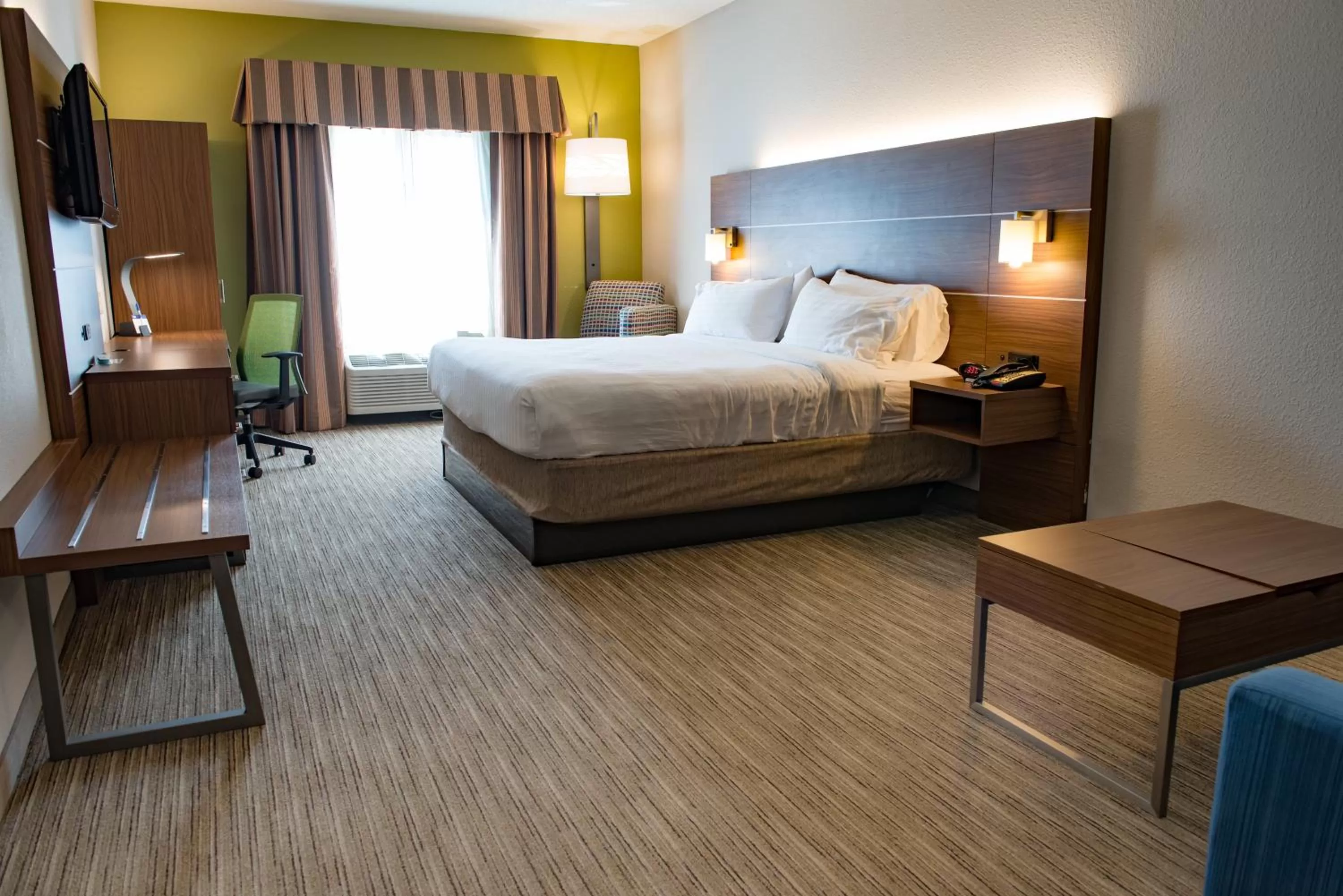 Photo of the whole room, Bed in Holiday Inn Express Hotel & Suites Elkhart-South by IHG