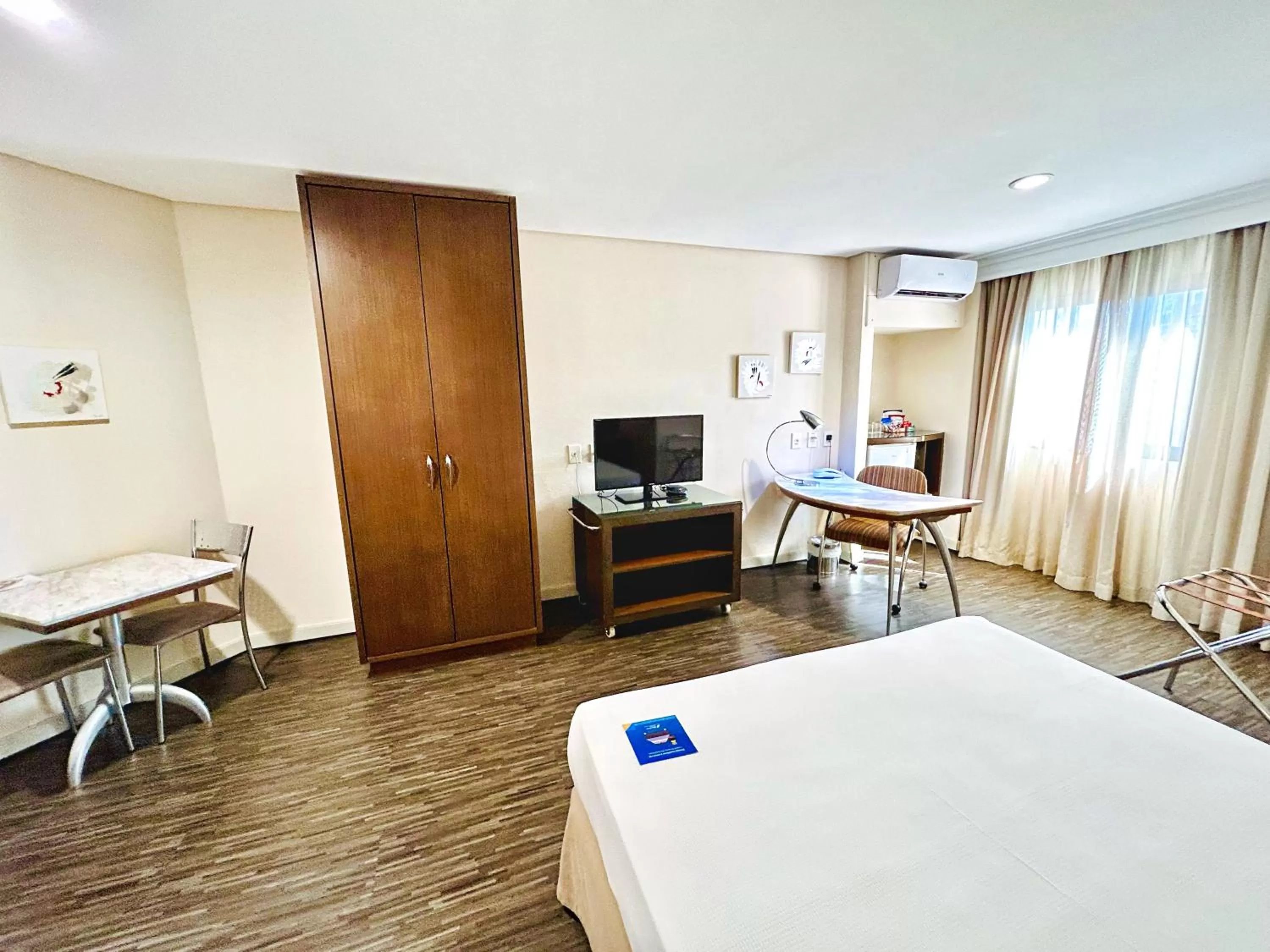 Photo of the whole room, Bed in Blue Tree Towers Joinville