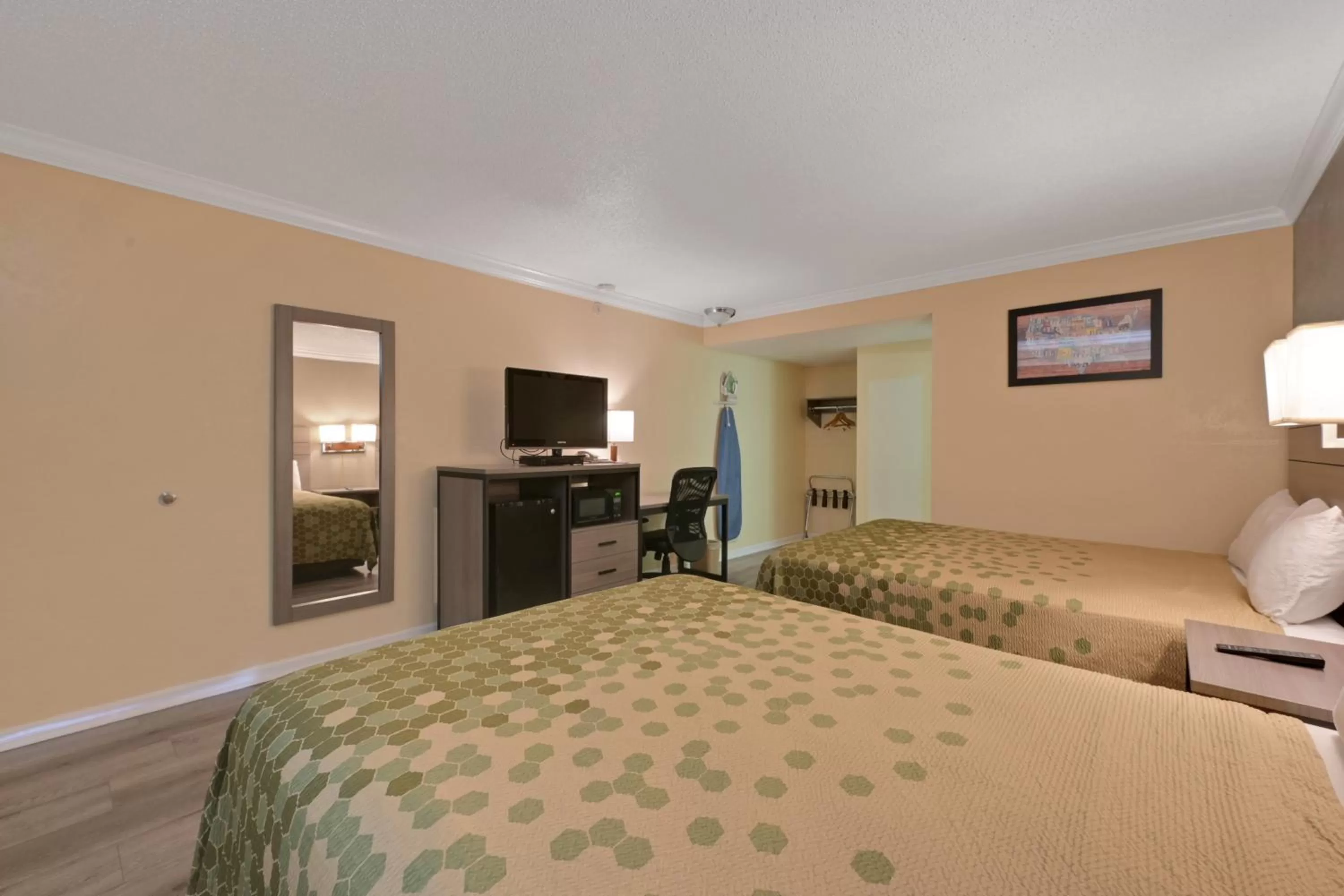 Bed in Econo Lodge Woodland near I-5