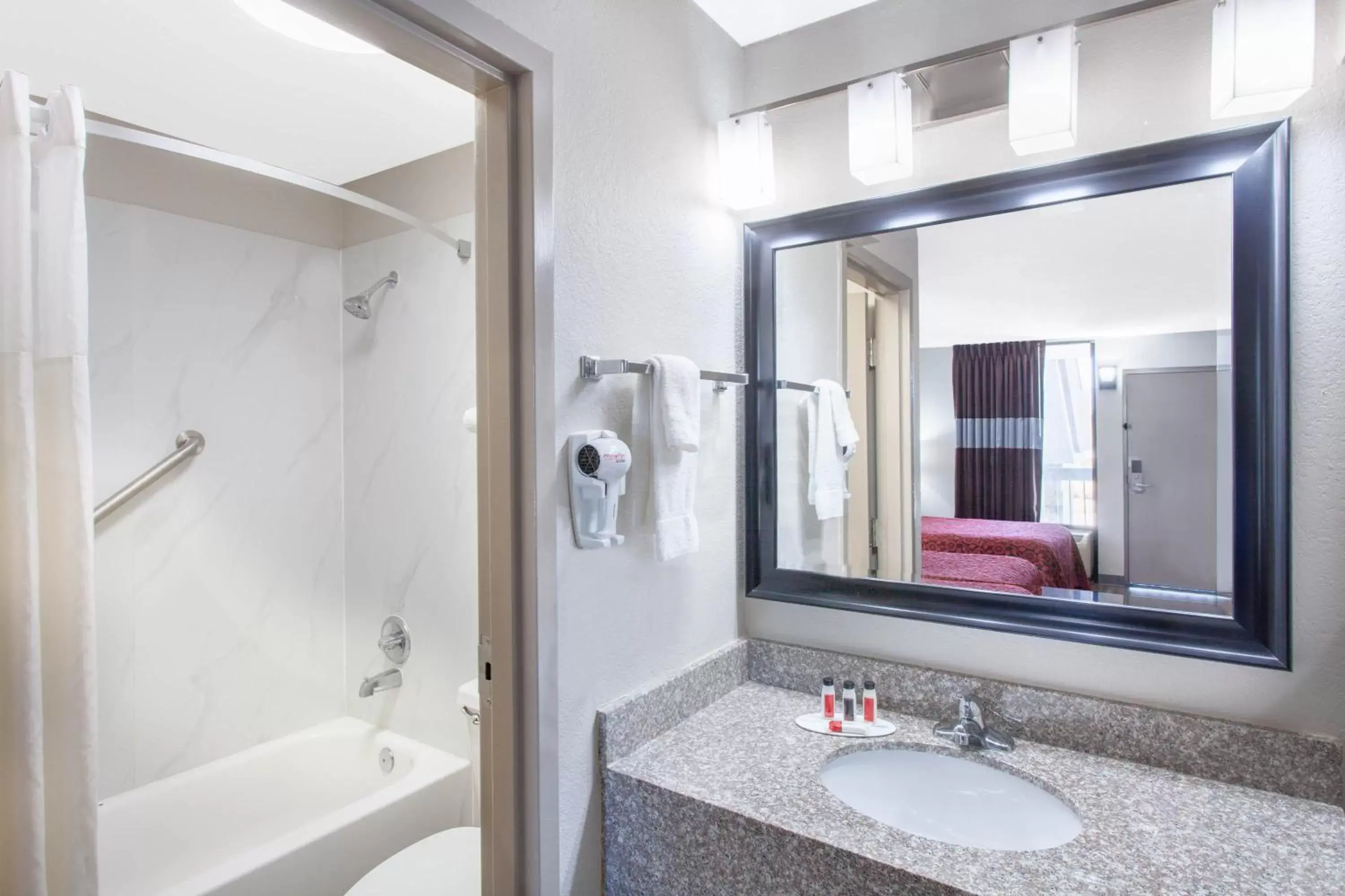 Double Room with Two Double Beds - Non-Smoking in Days Inn by Wyndham Clinton - Laurens I-26 Double Room with Two Double Beds - Non-Smoking in Days Inn by Wyndham Clinton - Laurens I-26