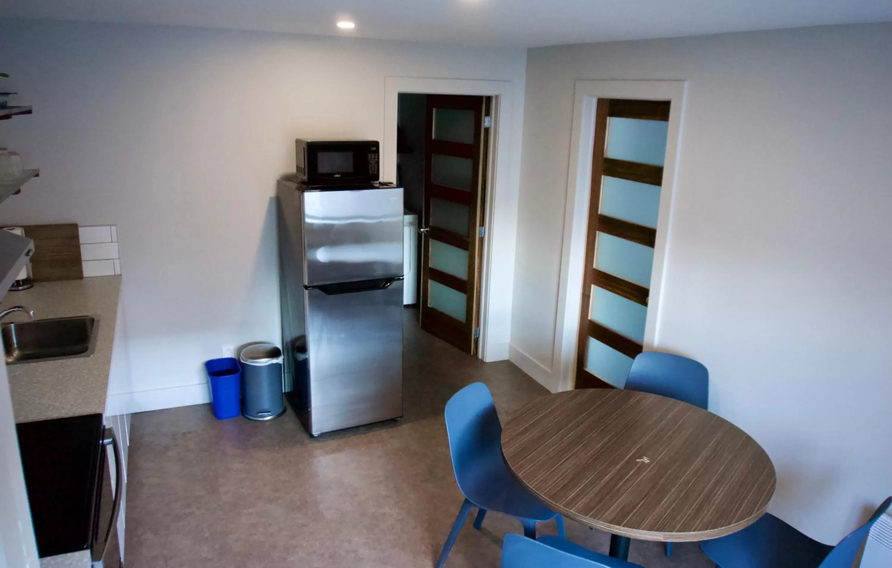 Kitchen or kitchenette, Bed in Morel Executive Suites