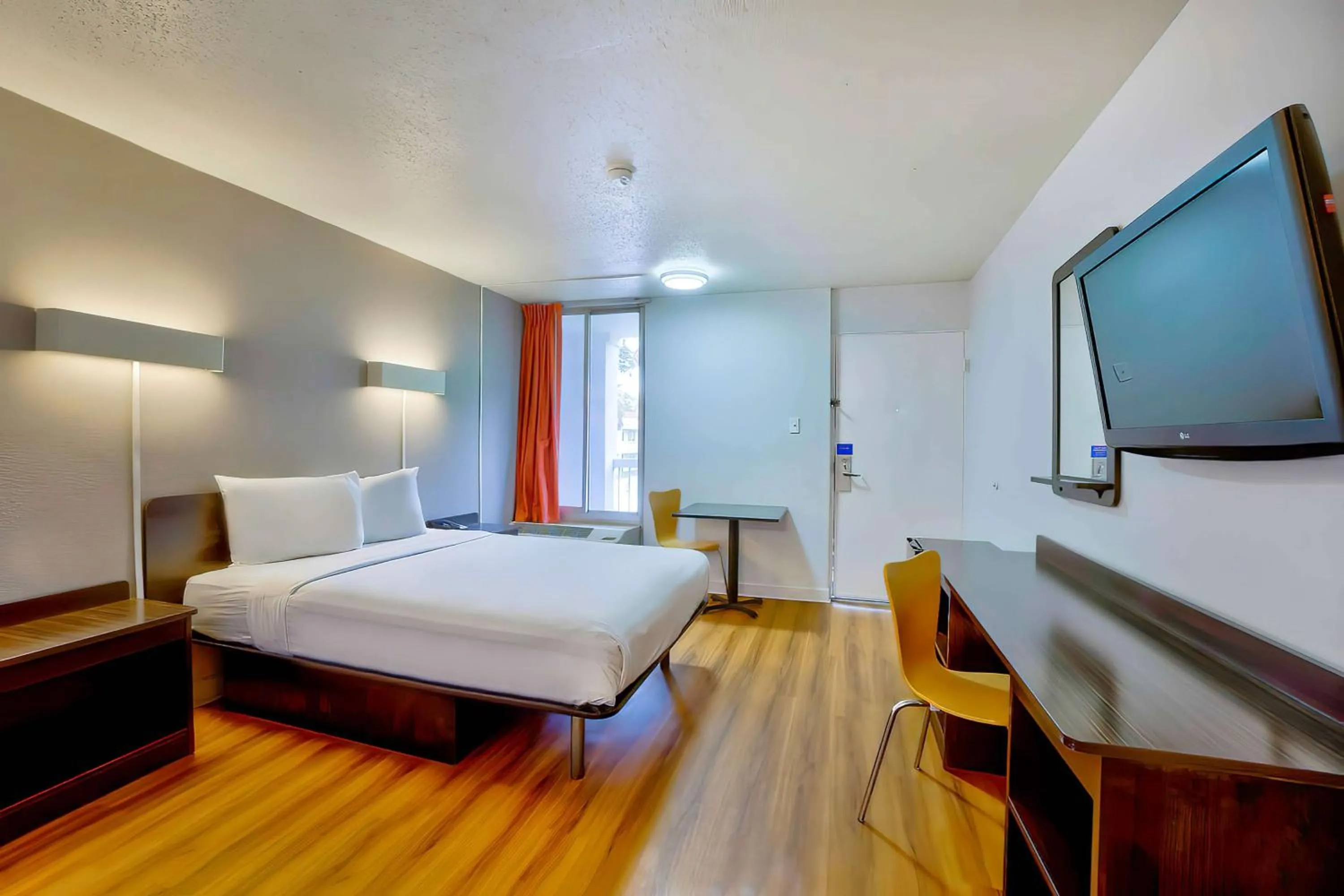 Bedroom, Bed in Studio 6 Gainesville, Fl