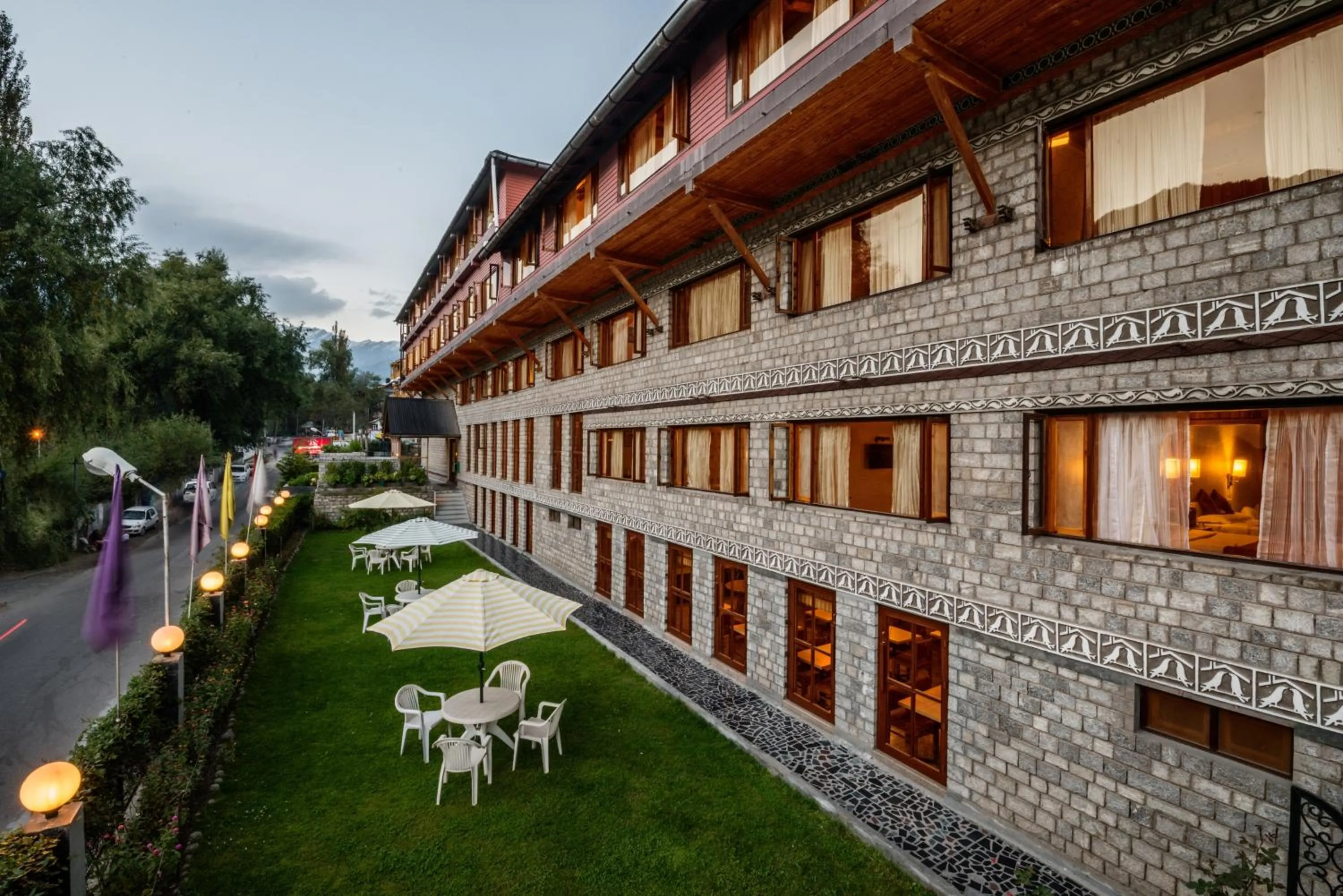 Facade/entrance in Honeymoon Inn Manali
