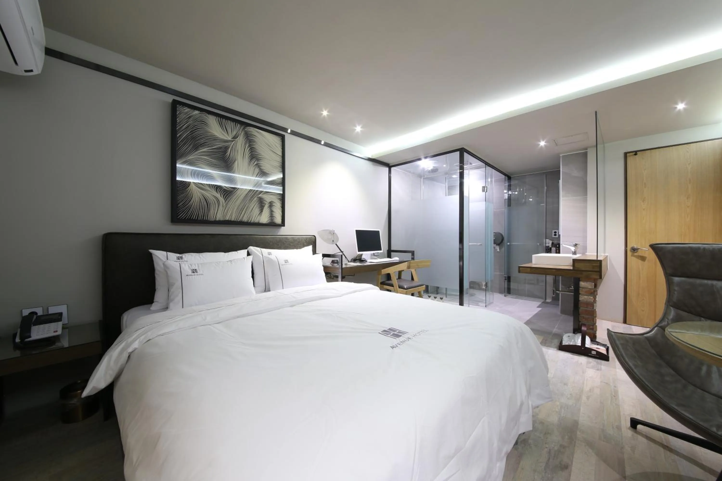 Staff, Bed in Avenue Hotel