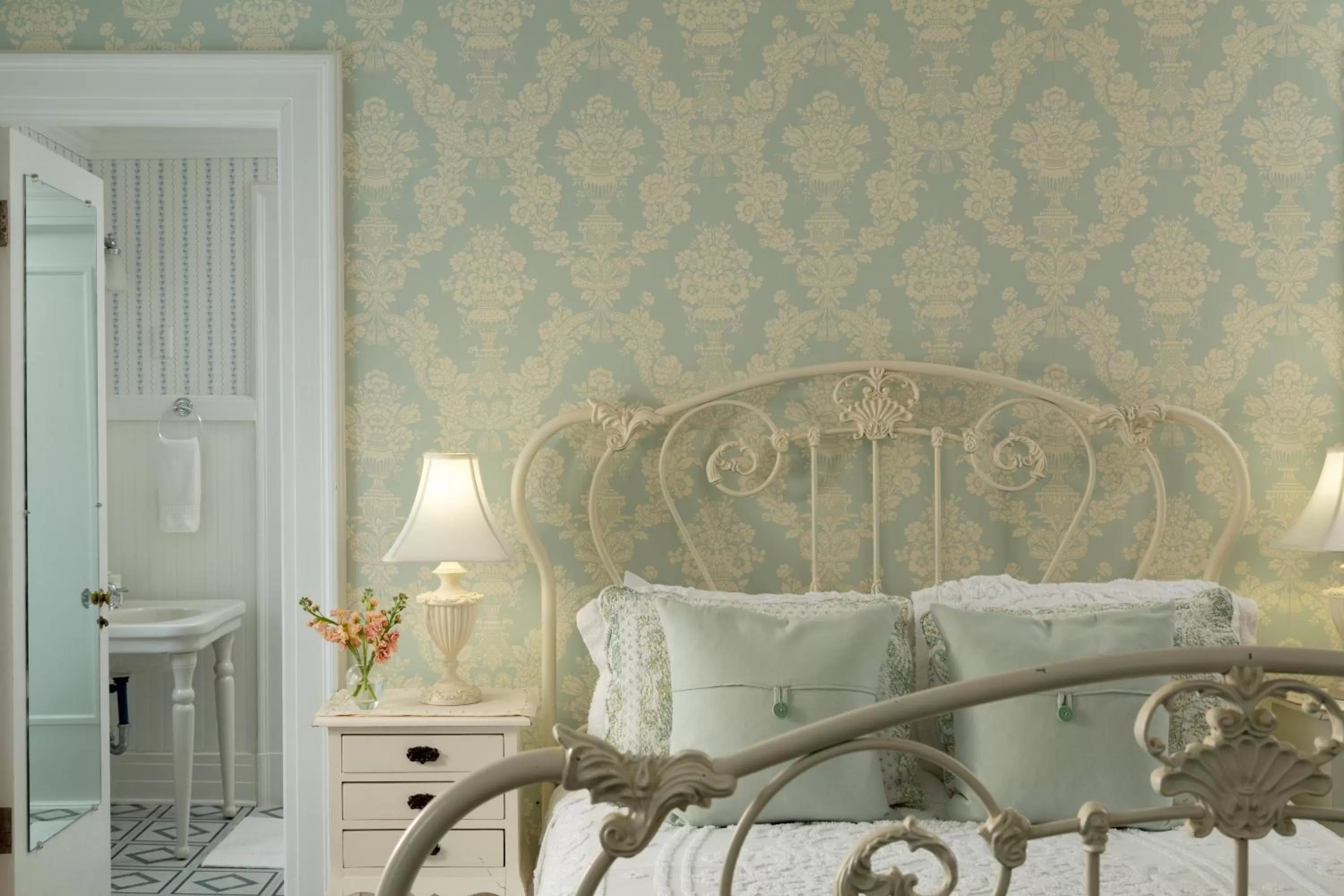 Photo of the whole room, Bed in Four Chimneys Inn